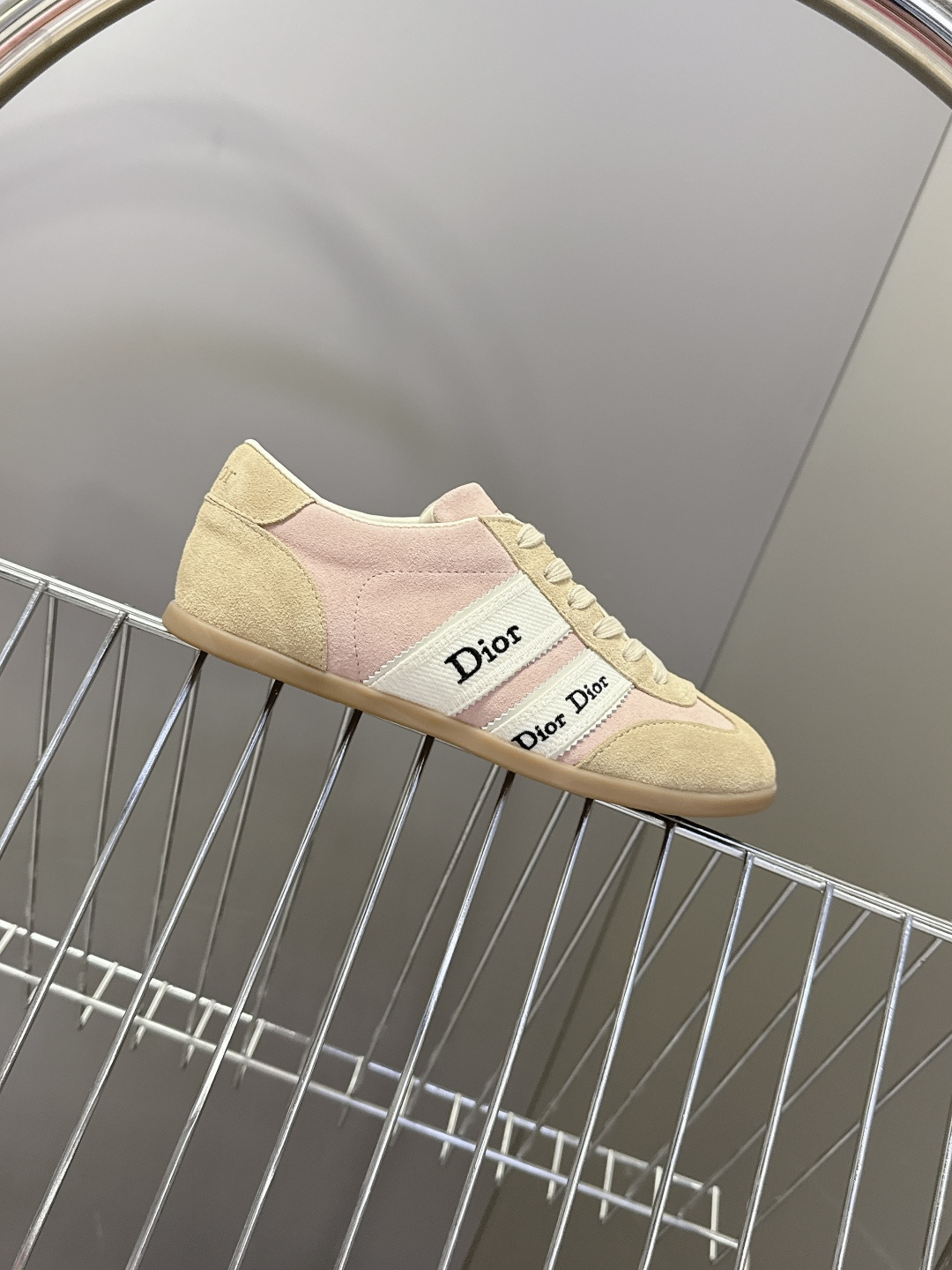 迪奥DIOR春夏最新款德训休闲鞋超多明星网红种草 融合了迪奥的高奢设计与经典运动鞋型 主打休闲百搭轻复古