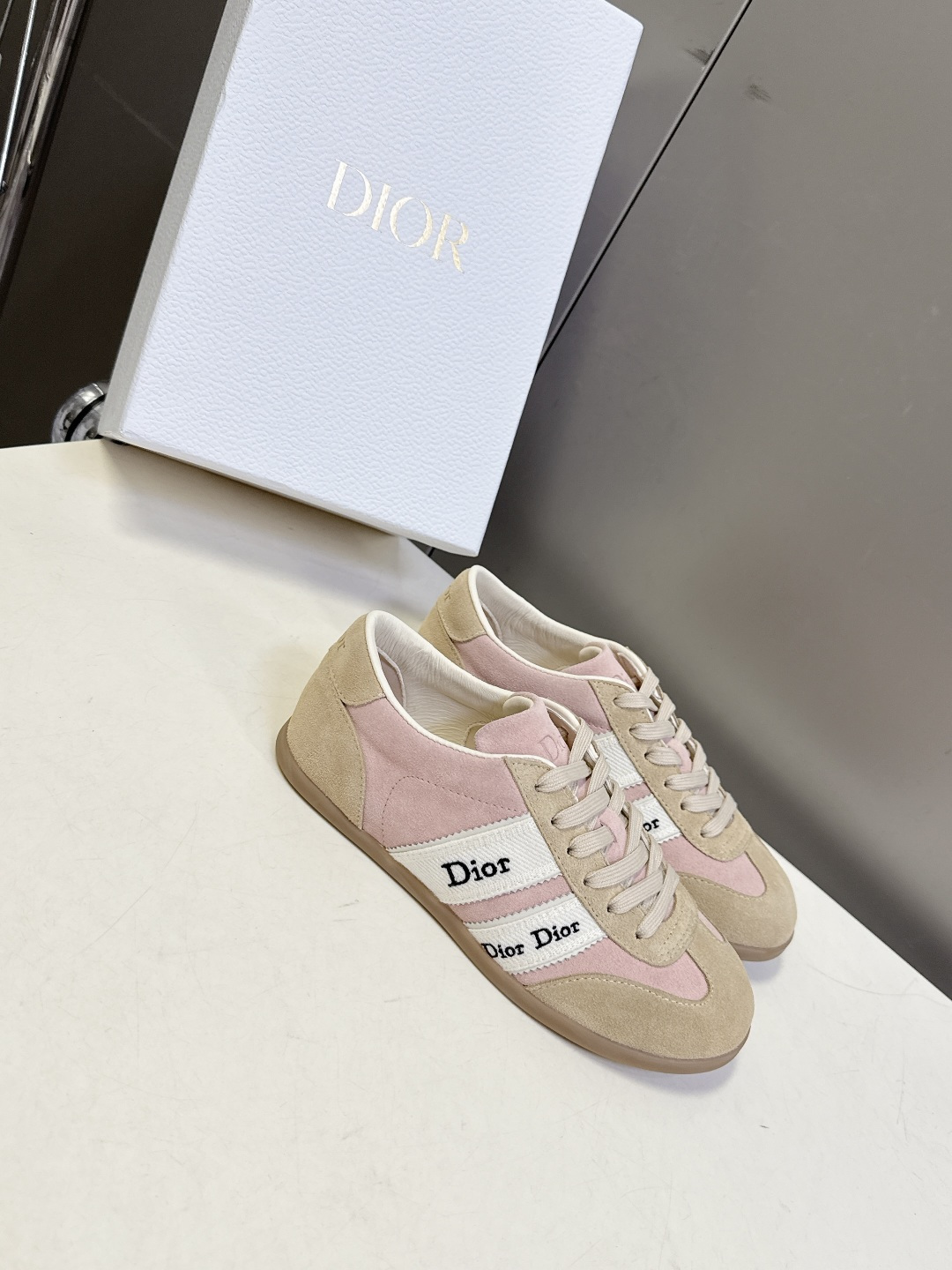 迪奥DIOR春夏最新款德训休闲鞋超多明星网红种草 融合了迪奥的高奢设计与经典运动鞋型 主打休闲百搭轻复古