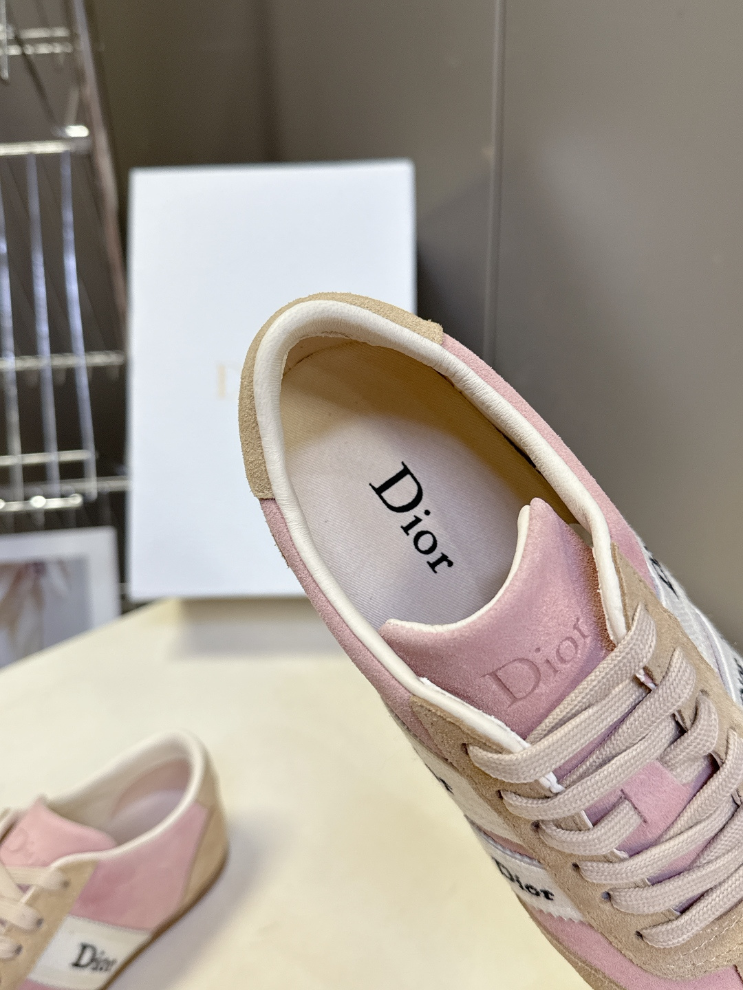 迪奥DIOR春夏最新款德训休闲鞋超多明星网红种草 融合了迪奥的高奢设计与经典运动鞋型 主打休闲百搭轻复古