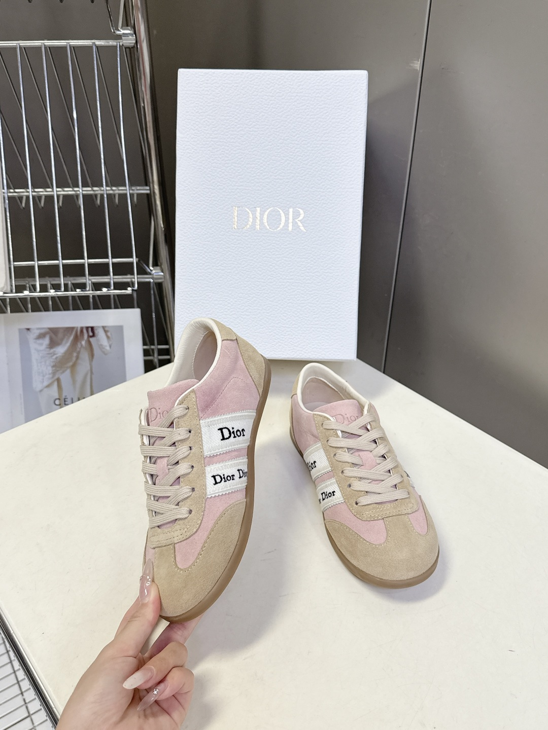 迪奥DIOR春夏最新款德训休闲鞋超多明星网红种草 融合了迪奥的高奢设计与经典运动鞋型 主打休闲百搭轻复古