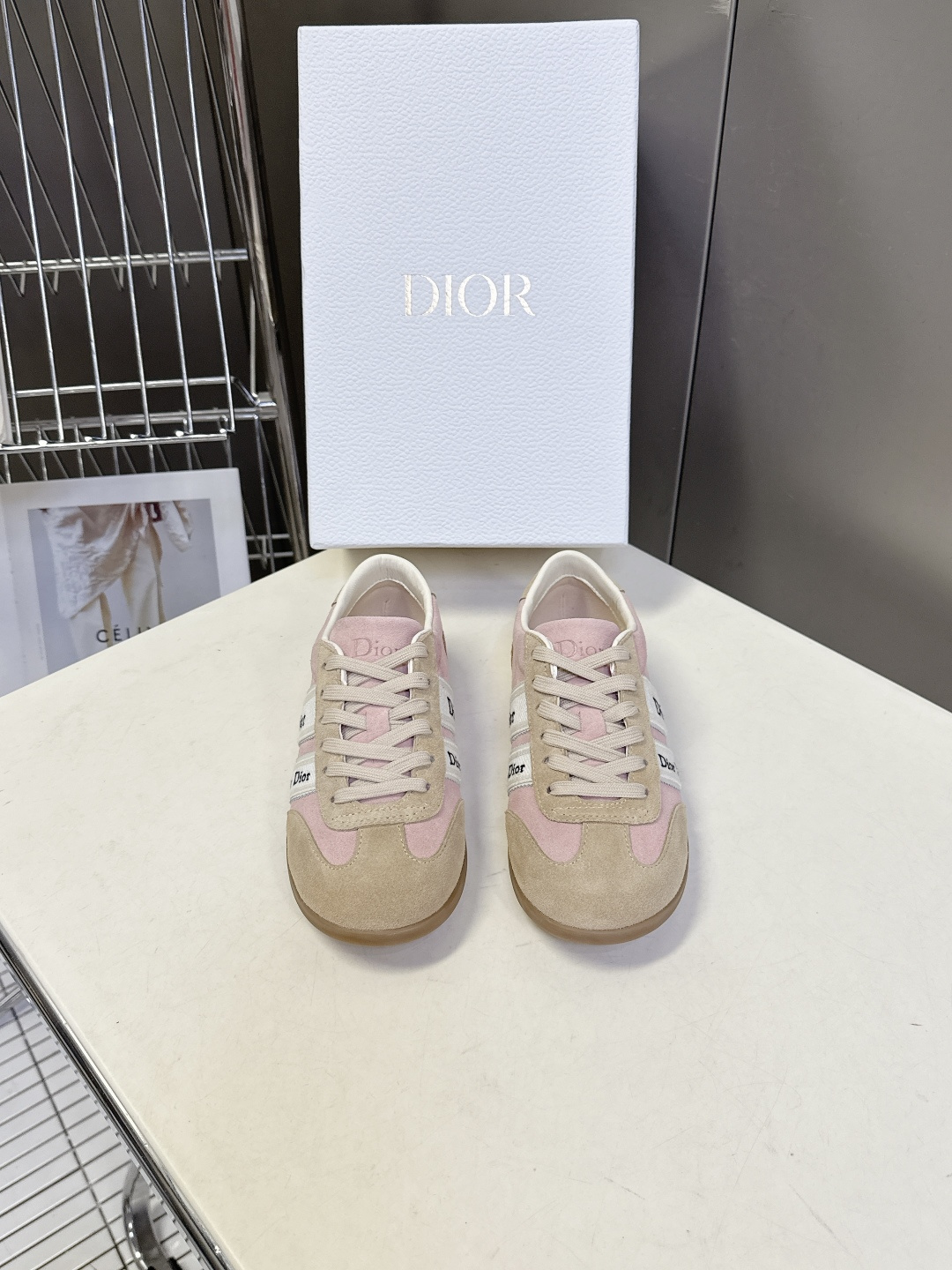 迪奥DIOR春夏最新款德训休闲鞋超多明星网红种草 融合了迪奥的高奢设计与经典运动鞋型 主打休闲百搭轻复古