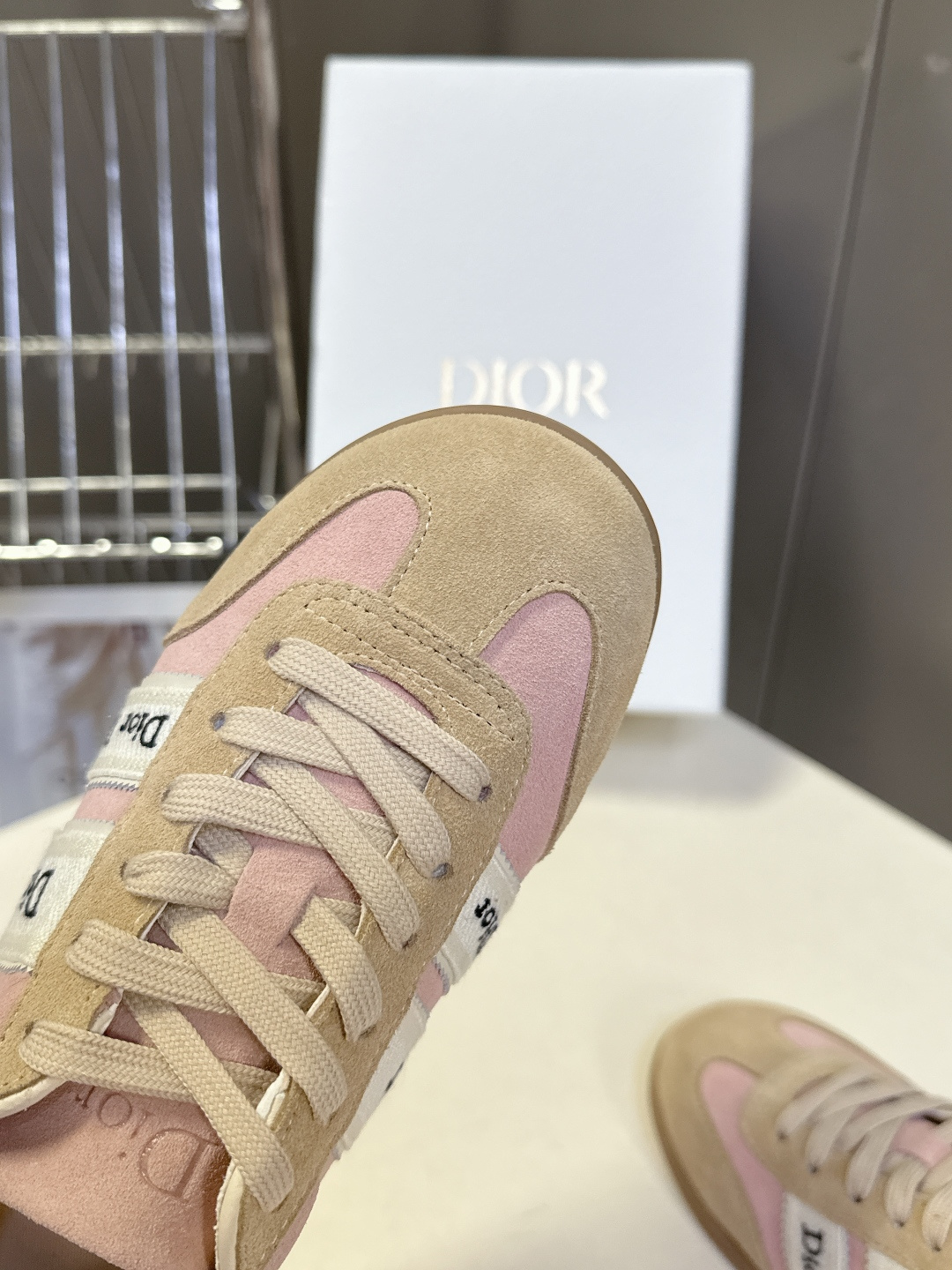 迪奥DIOR春夏最新款德训休闲鞋超多明星网红种草 融合了迪奥的高奢设计与经典运动鞋型 主打休闲百搭轻复古