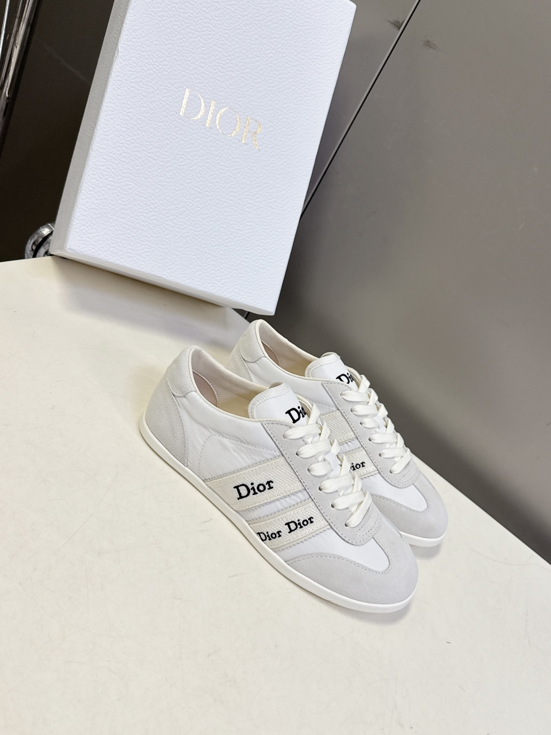 迪奥DIOR春夏最新款德训休闲鞋超多明星网红种草 融合了迪奥的高奢设计与经典运动鞋型 主打休闲百搭轻复古