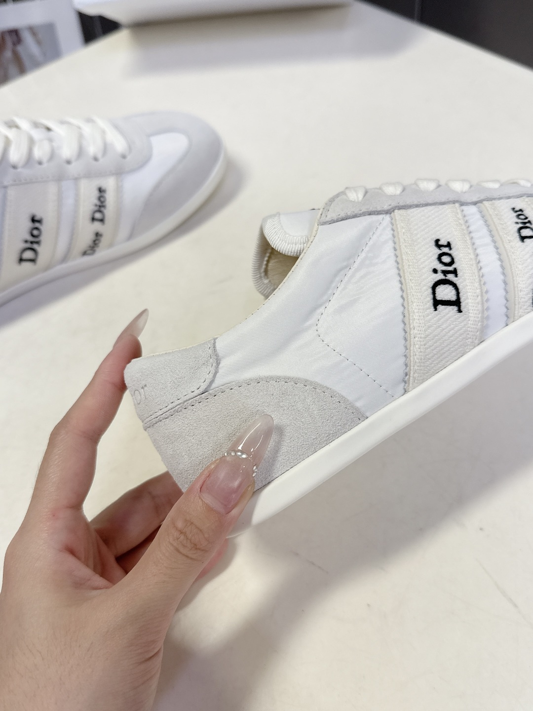 迪奥DIOR春夏最新款德训休闲鞋超多明星网红种草 融合了迪奥的高奢设计与经典运动鞋型 主打休闲百搭轻复古