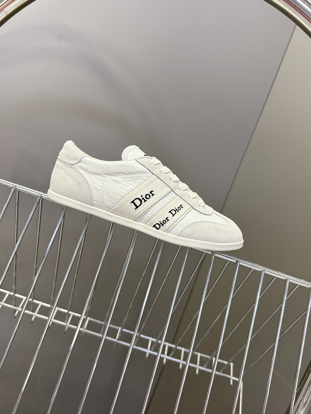 迪奥DIOR春夏最新款德训休闲鞋超多明星网红种草 融合了迪奥的高奢设计与经典运动鞋型 主打休闲百搭轻复古
