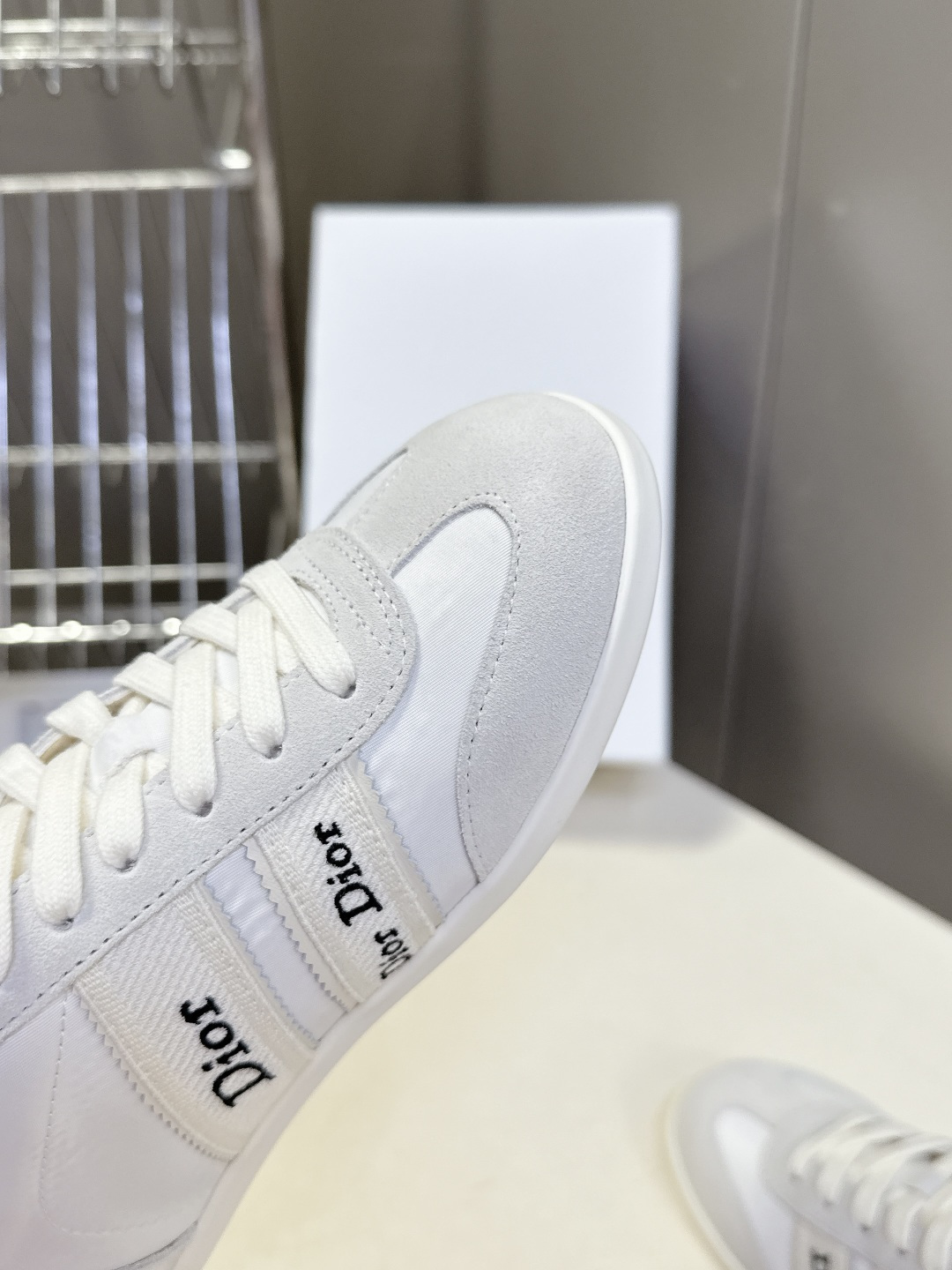 迪奥DIOR春夏最新款德训休闲鞋超多明星网红种草 融合了迪奥的高奢设计与经典运动鞋型 主打休闲百搭轻复古