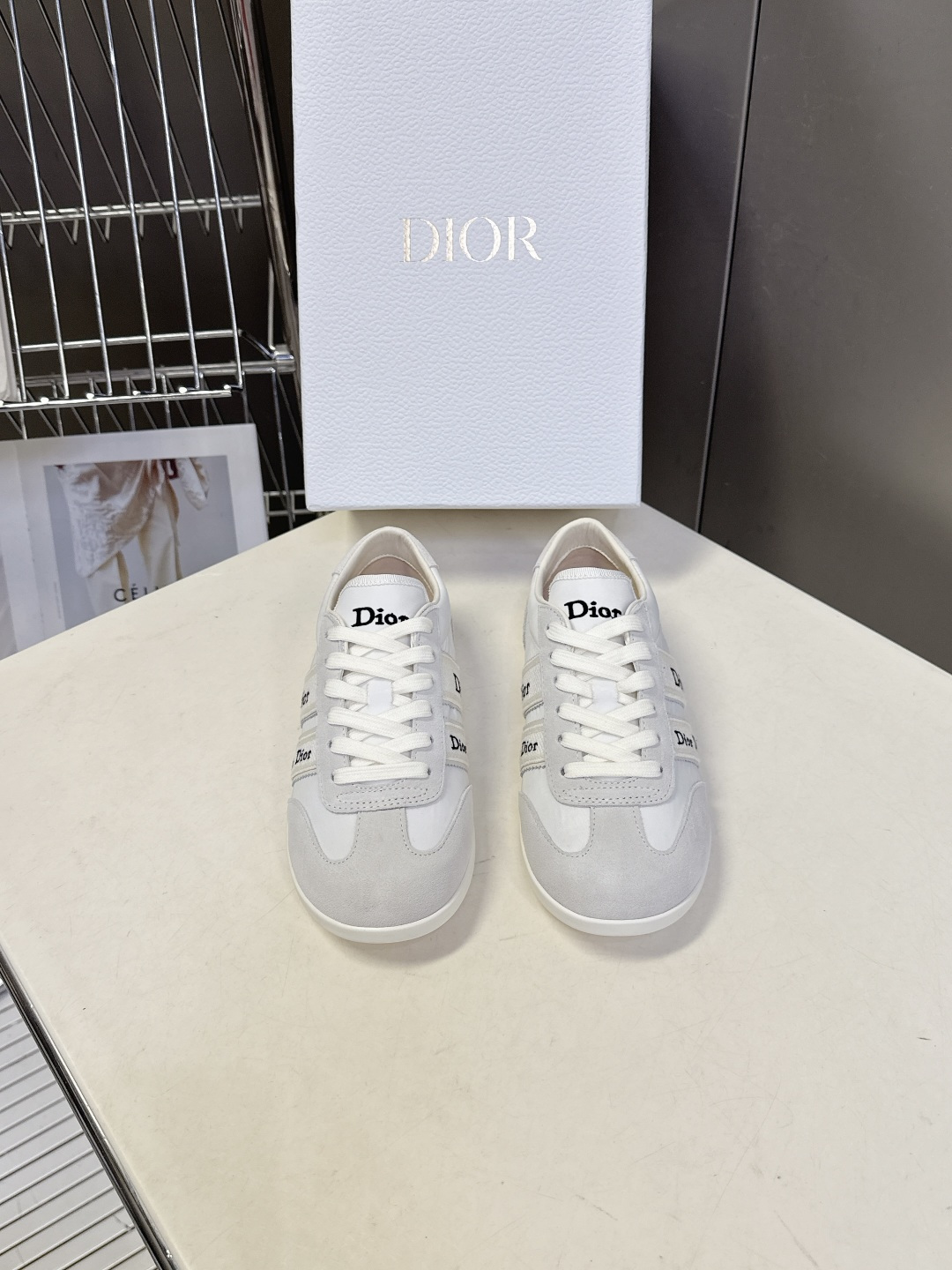 迪奥DIOR春夏最新款德训休闲鞋超多明星网红种草 融合了迪奥的高奢设计与经典运动鞋型 主打休闲百搭轻复古