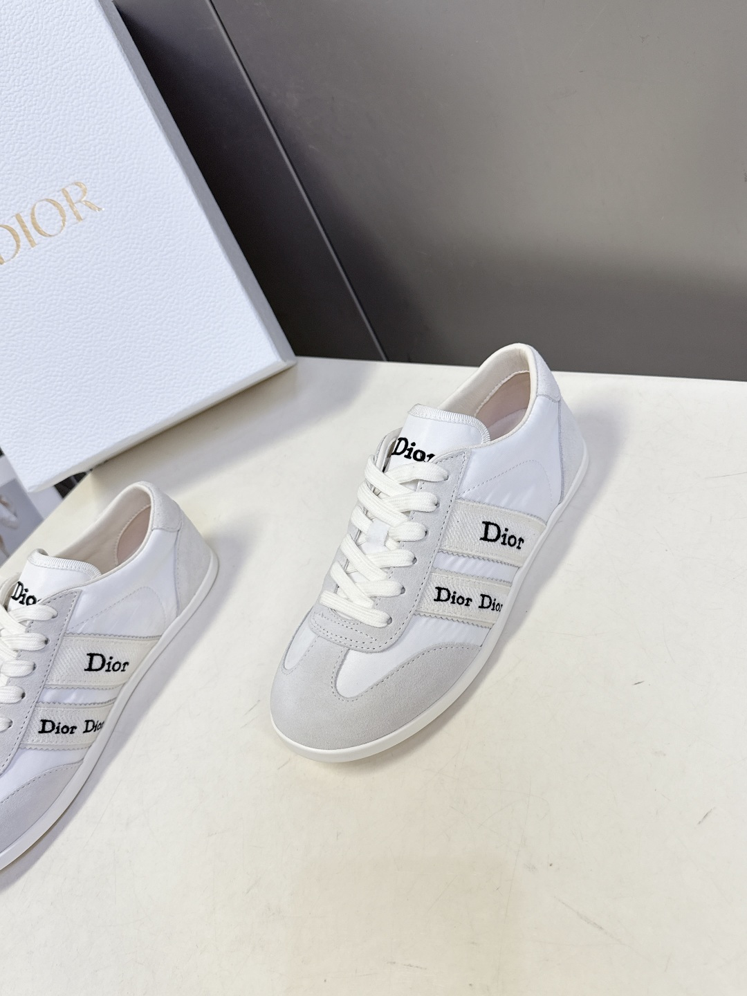 迪奥DIOR春夏最新款德训休闲鞋超多明星网红种草 融合了迪奥的高奢设计与经典运动鞋型 主打休闲百搭轻复古