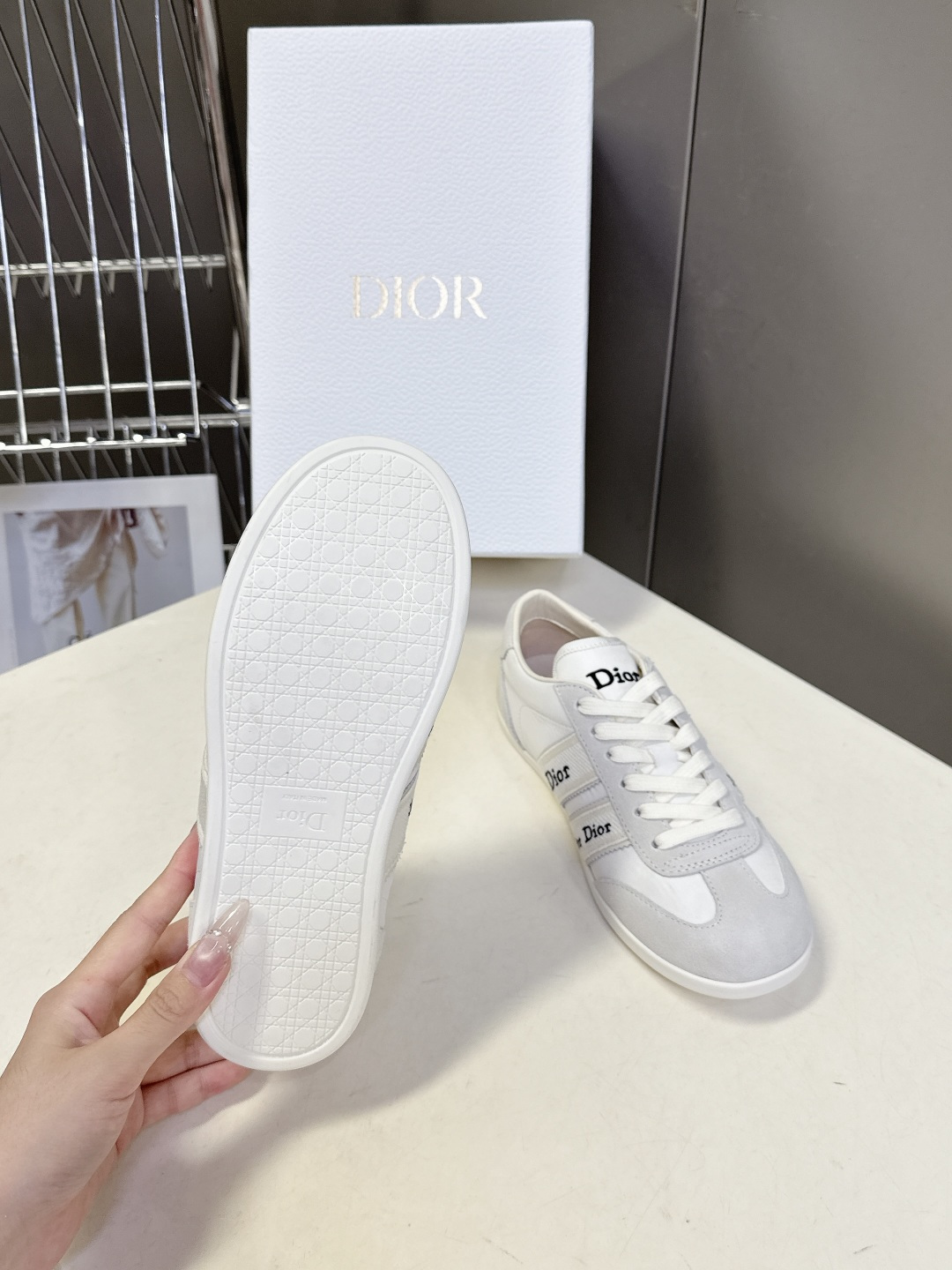 迪奥DIOR春夏最新款德训休闲鞋超多明星网红种草 融合了迪奥的高奢设计与经典运动鞋型 主打休闲百搭轻复古
