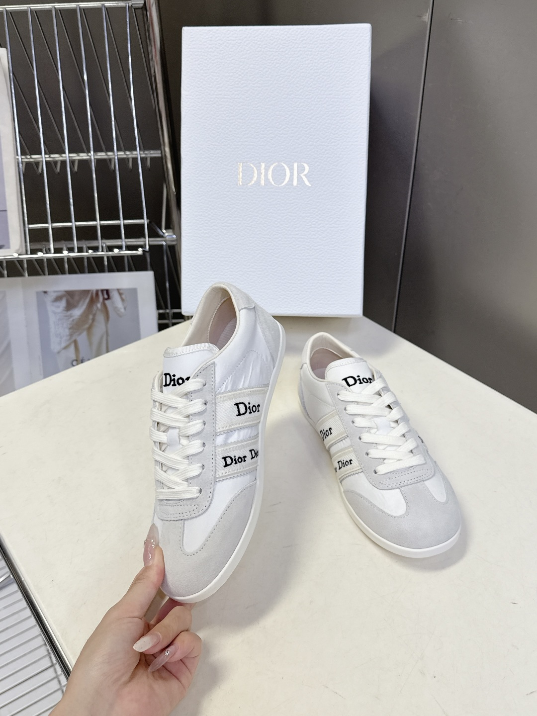 迪奥DIOR春夏最新款德训休闲鞋超多明星网红种草 融合了迪奥的高奢设计与经典运动鞋型 主打休闲百搭轻复古