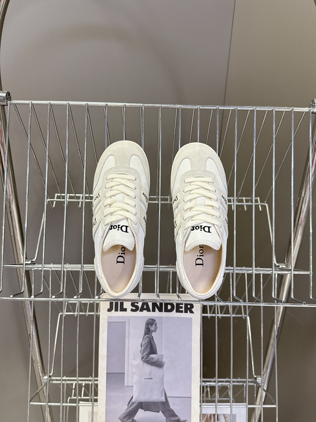 迪奥DIOR春夏最新款德训休闲鞋超多明星网红种草 融合了迪奥的高奢设计与经典运动鞋型 主打休闲百搭轻复古