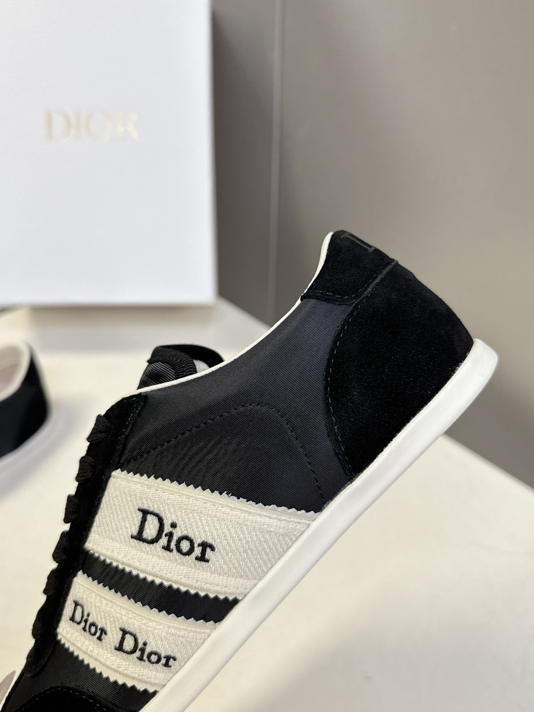 迪奥DIOR春夏最新款德训休闲鞋超多明星网红种草 融合了迪奥的高奢设计与经典运动鞋型 主打休闲百搭轻复古