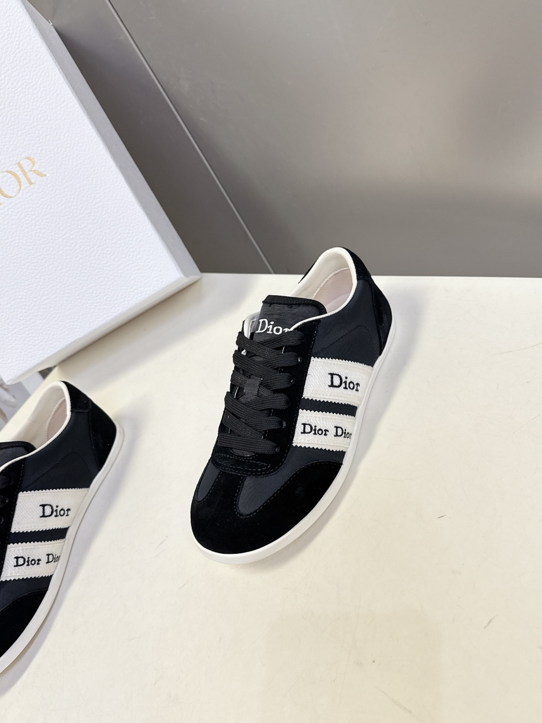 迪奥DIOR春夏最新款德训休闲鞋超多明星网红种草 融合了迪奥的高奢设计与经典运动鞋型 主打休闲百搭轻复古