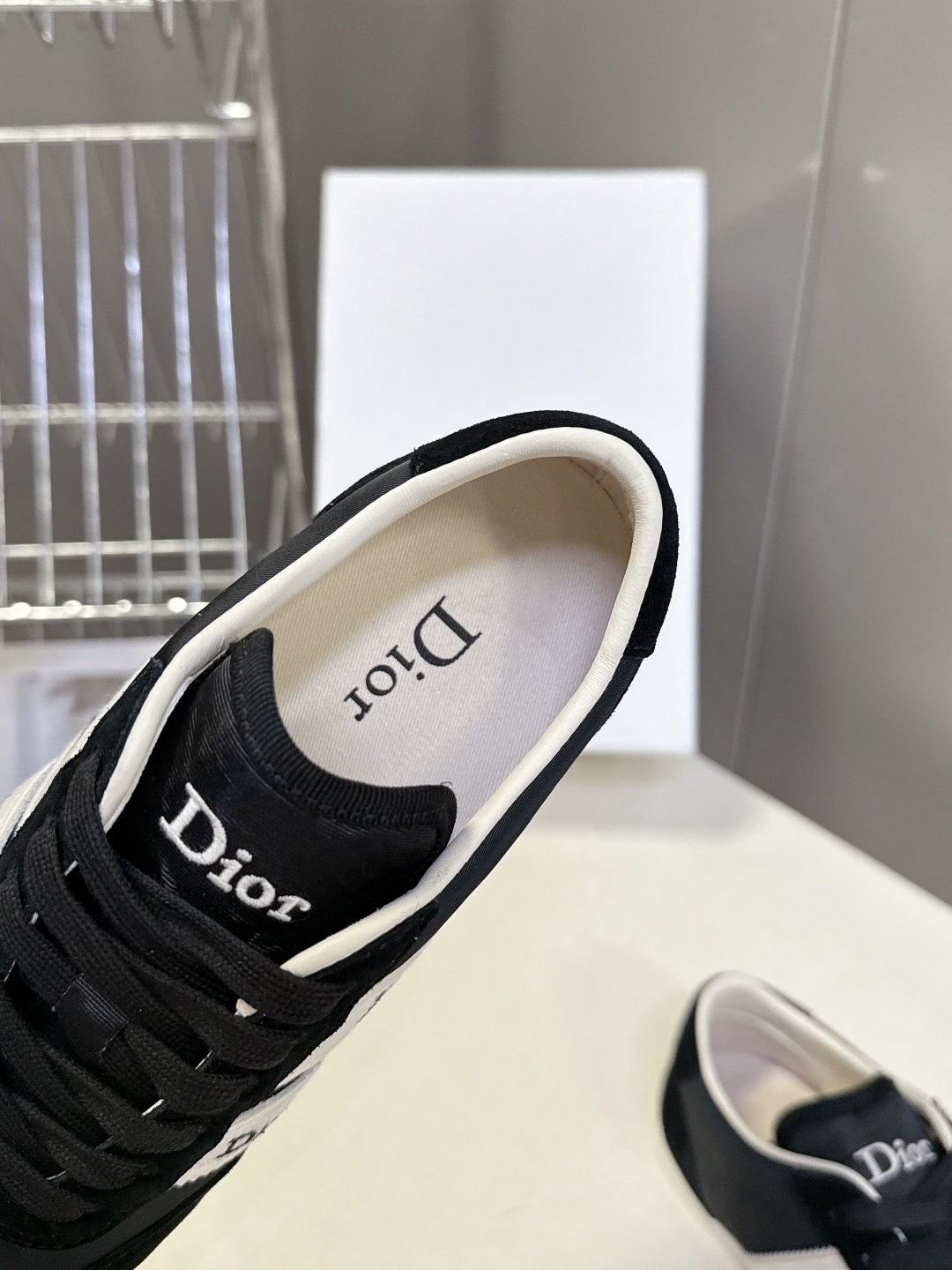 迪奥DIOR春夏最新款德训休闲鞋超多明星网红种草 融合了迪奥的高奢设计与经典运动鞋型 主打休闲百搭轻复古