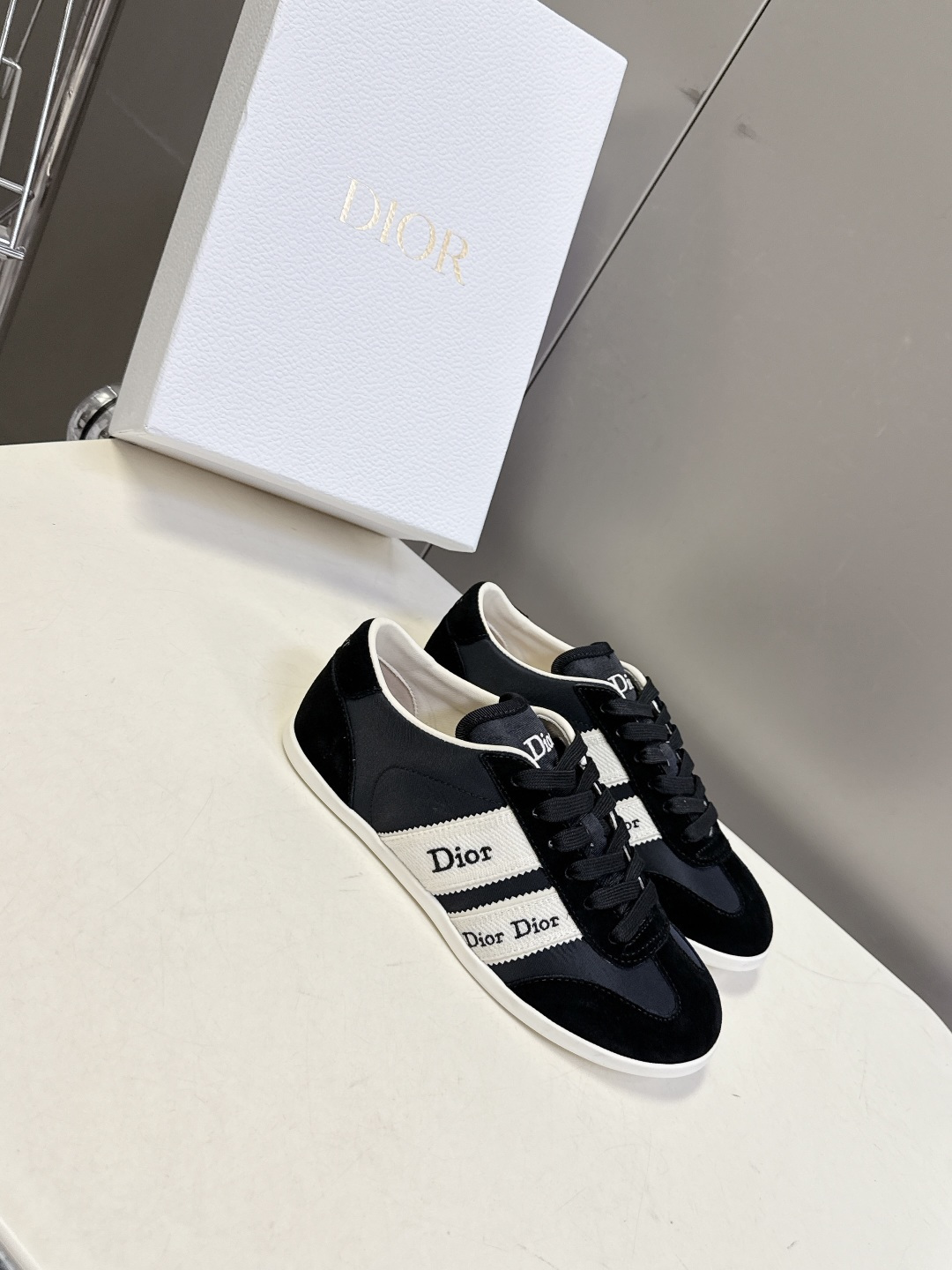 迪奥DIOR春夏最新款德训休闲鞋超多明星网红种草 融合了迪奥的高奢设计与经典运动鞋型 主打休闲百搭轻复古