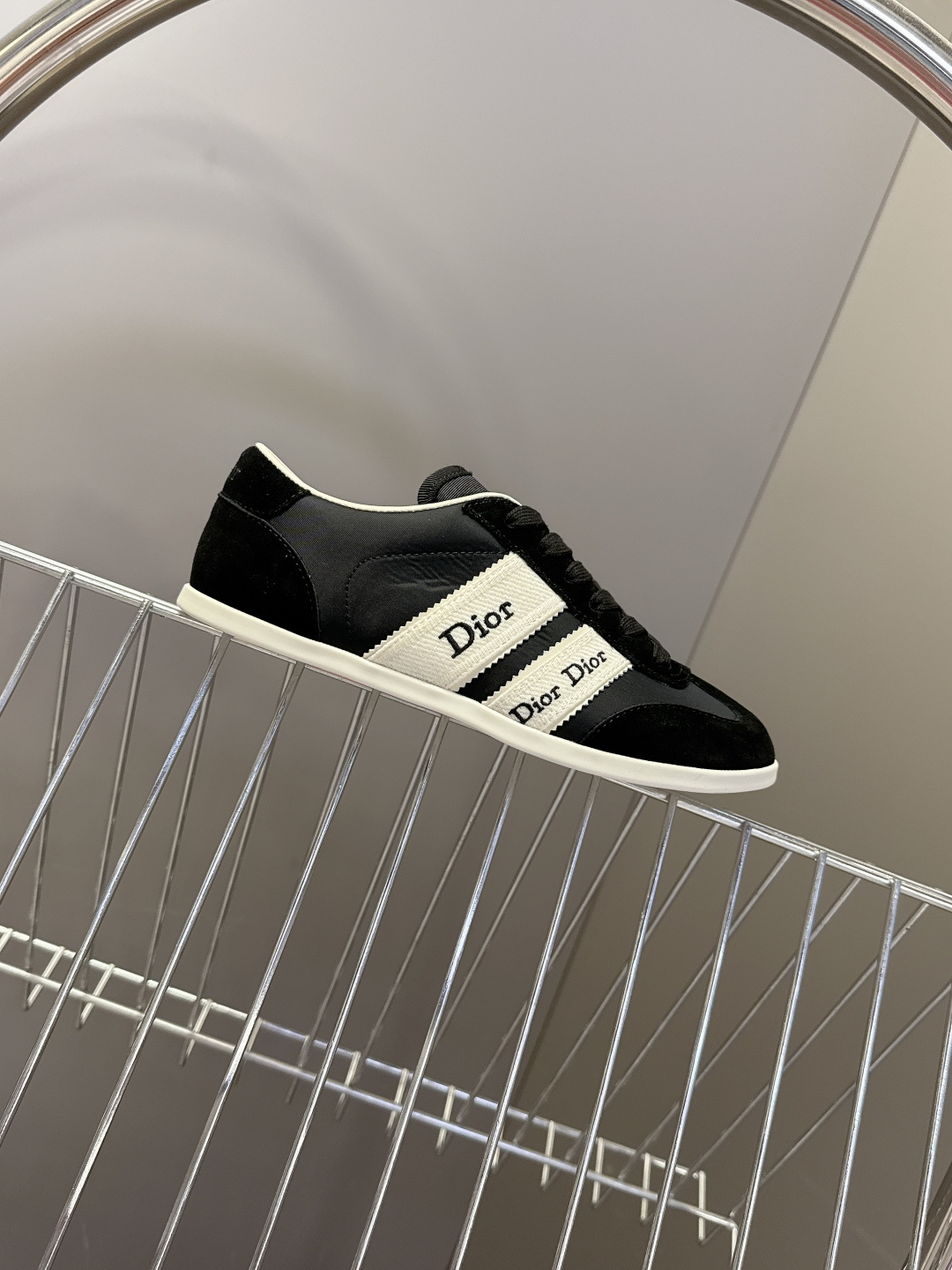 迪奥DIOR春夏最新款德训休闲鞋超多明星网红种草 融合了迪奥的高奢设计与经典运动鞋型 主打休闲百搭轻复古