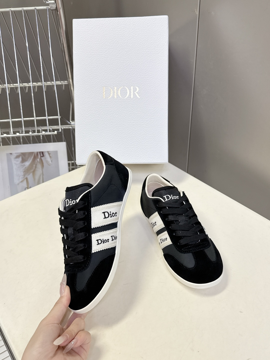 迪奥DIOR春夏最新款德训休闲鞋超多明星网红种草 融合了迪奥的高奢设计与经典运动鞋型 主打休闲百搭轻复古