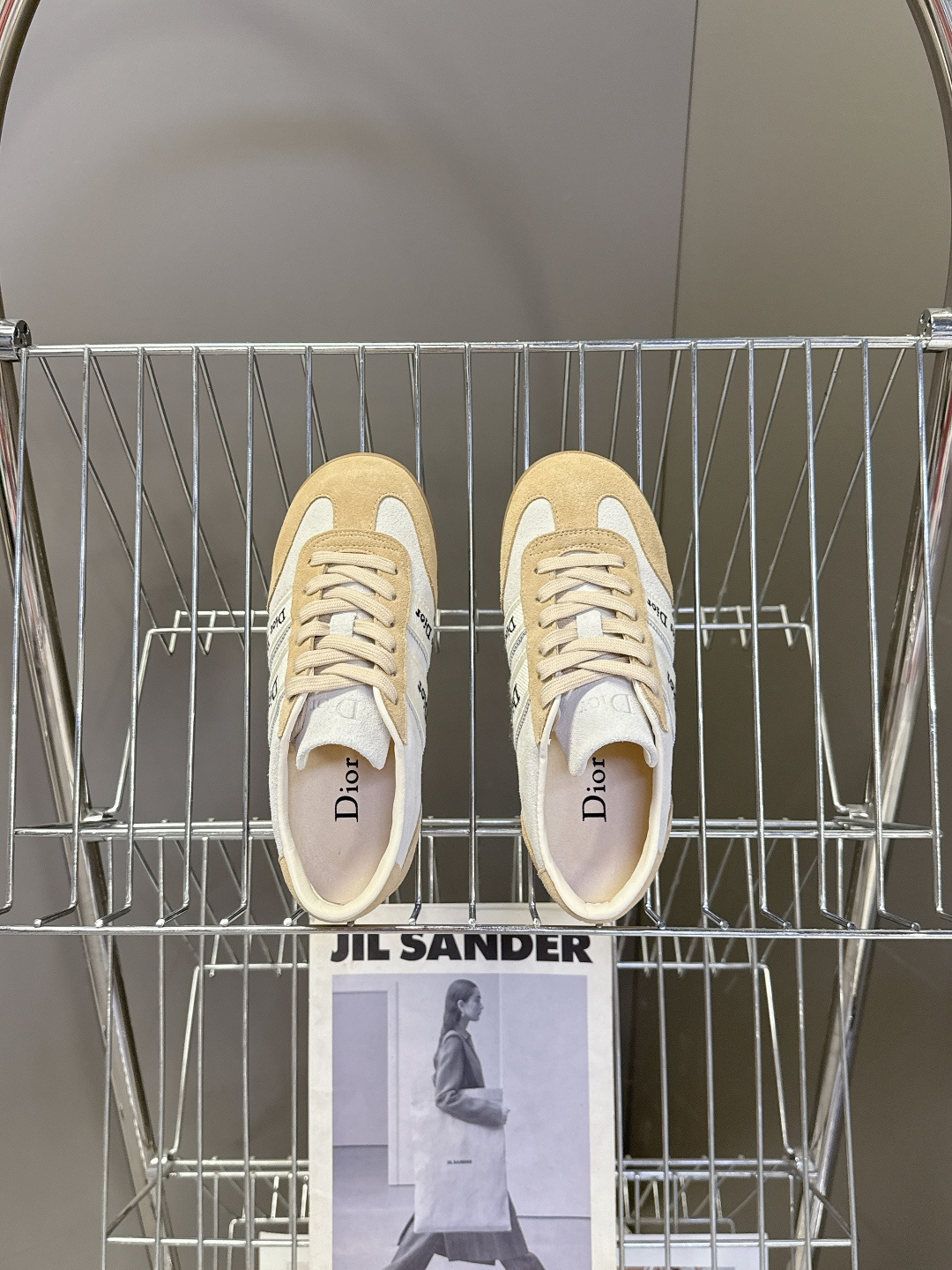 迪奥DIOR春夏最新款德训休闲鞋超多明星网红种草 融合了迪奥的高奢设计与经典运动鞋型 主打休闲百搭轻复古