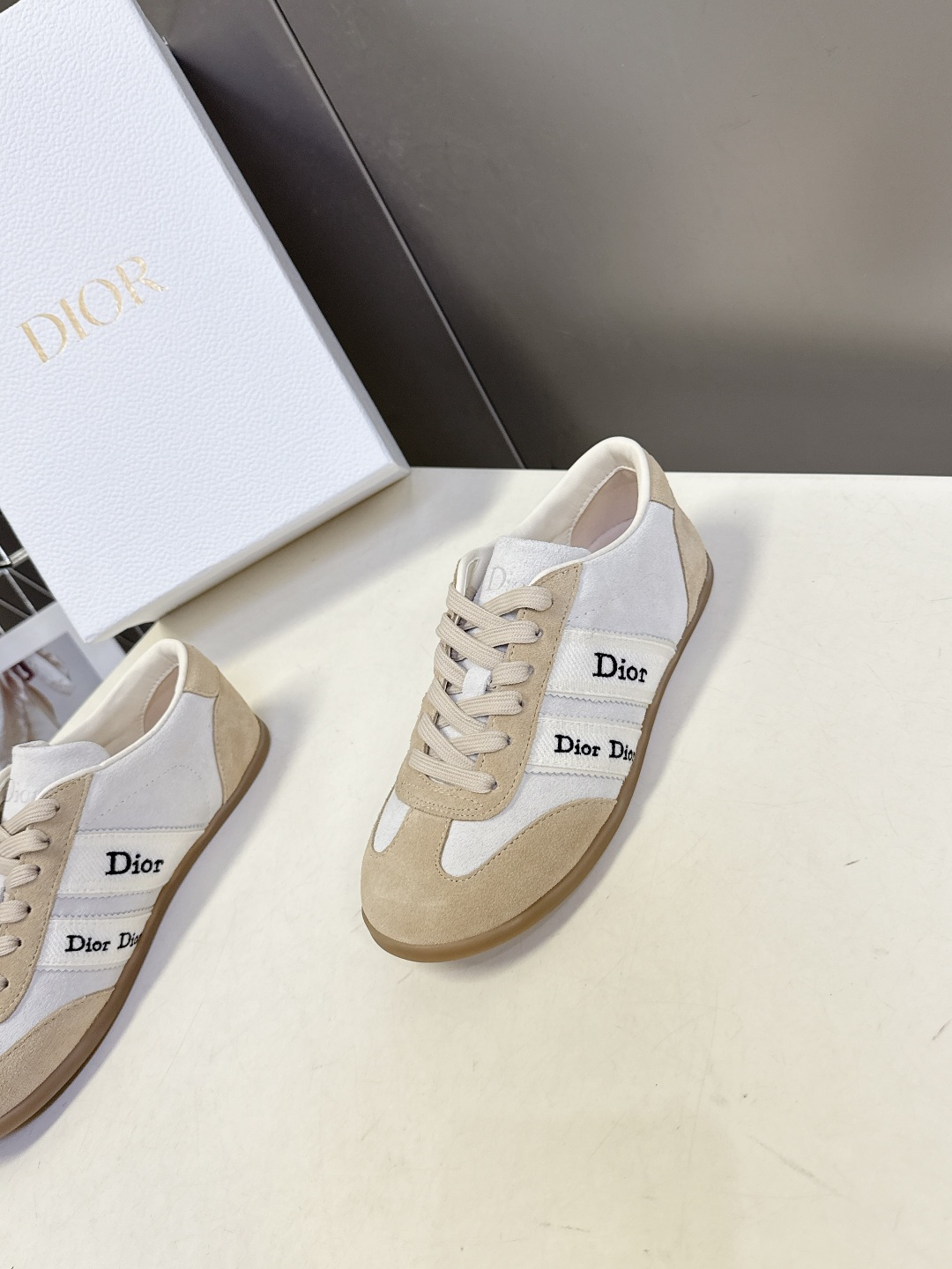 迪奥DIOR春夏最新款德训休闲鞋超多明星网红种草 融合了迪奥的高奢设计与经典运动鞋型 主打休闲百搭轻复古