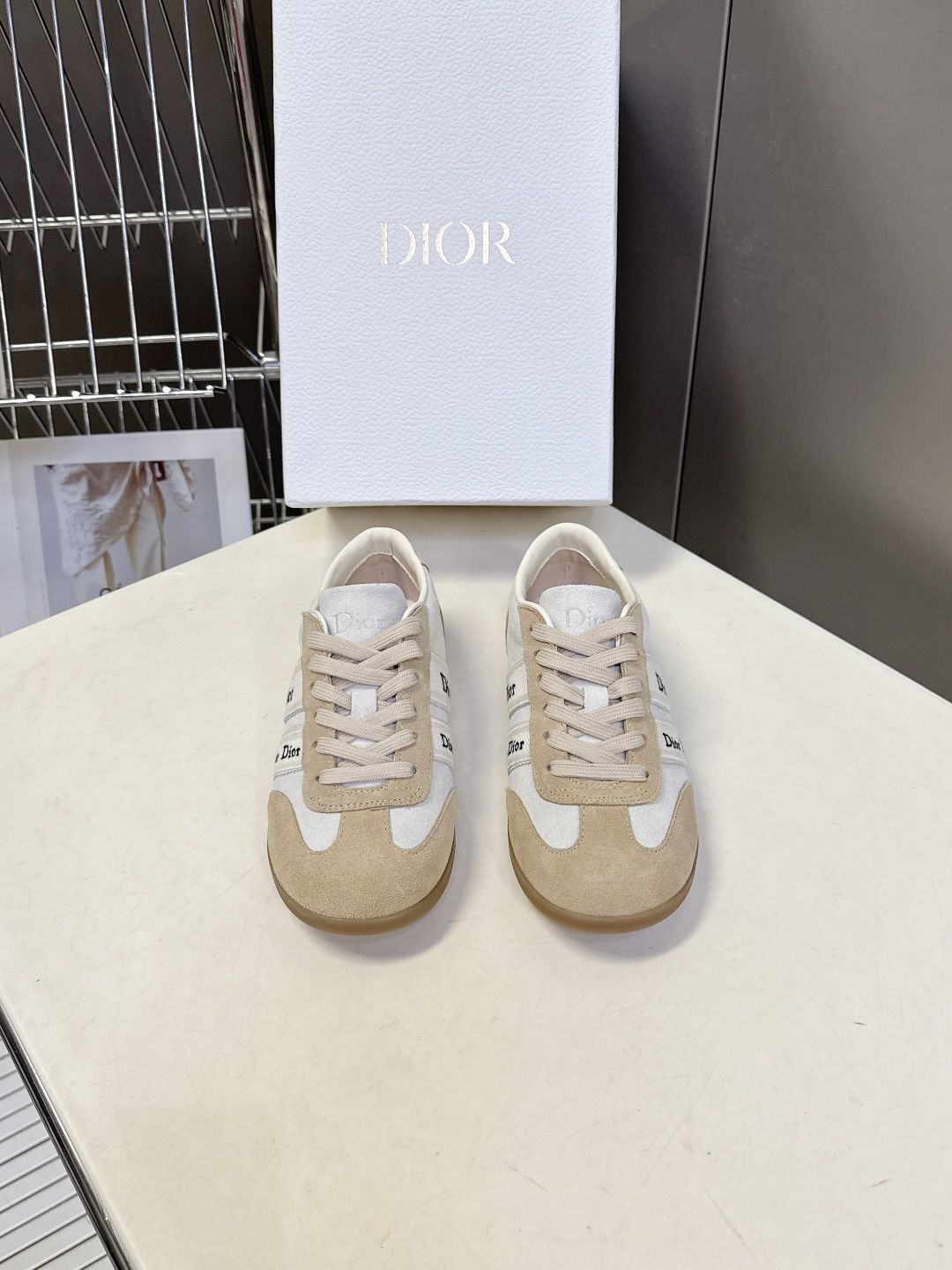 迪奥DIOR春夏最新款德训休闲鞋超多明星网红种草 融合了迪奥的高奢设计与经典运动鞋型 主打休闲百搭轻复古