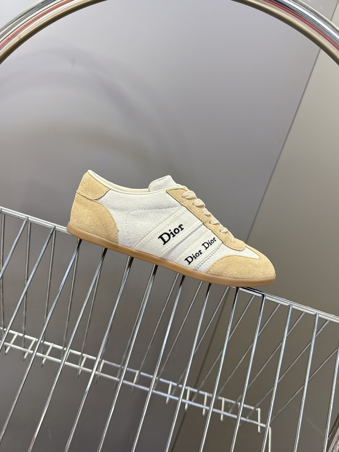 迪奥DIOR春夏最新款德训休闲鞋超多明星网红种草 融合了迪奥的高奢设计与经典运动鞋型 主打休闲百搭轻复古