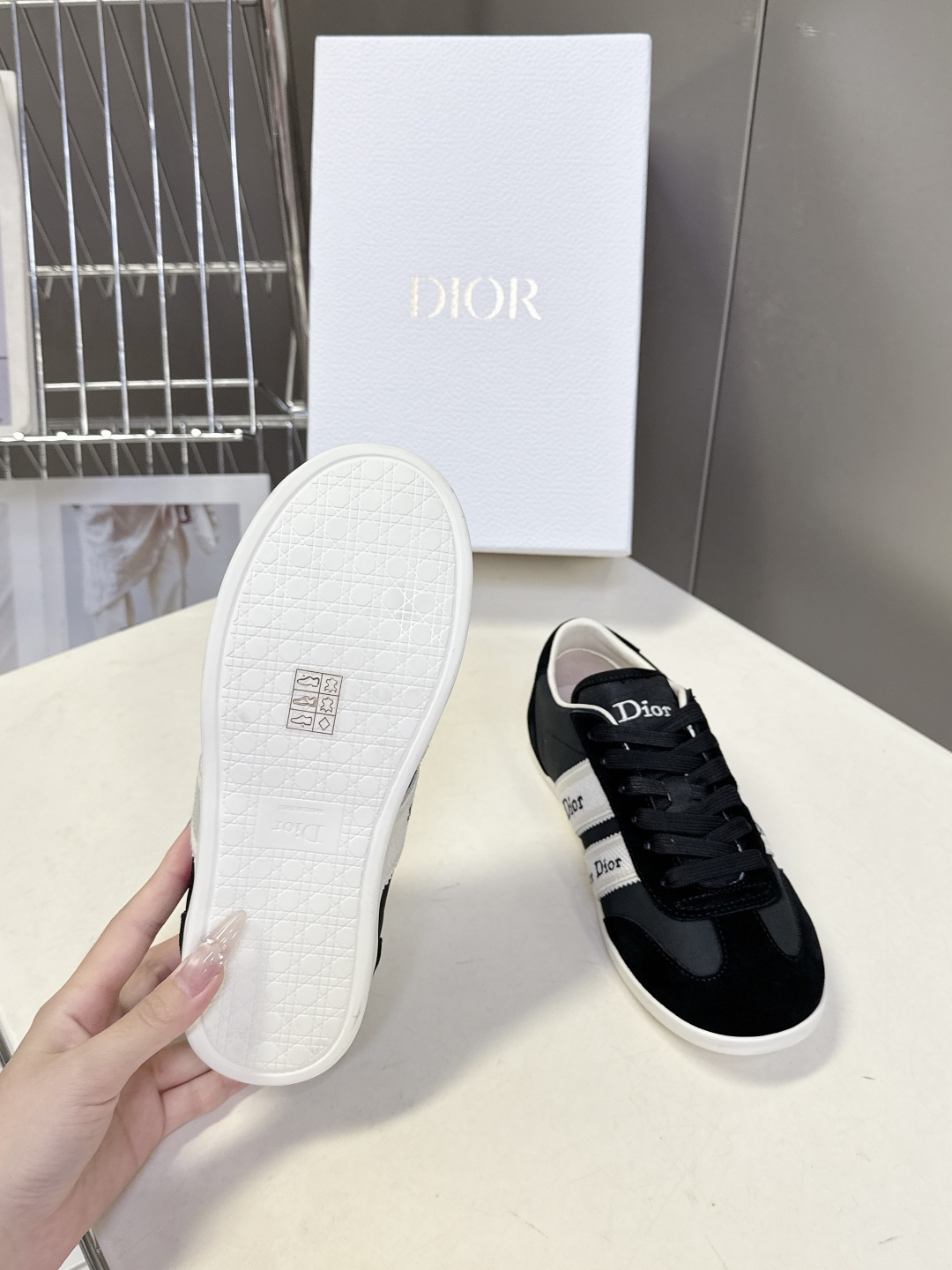 迪奥DIOR春夏最新款德训休闲鞋超多明星网红种草 融合了迪奥的高奢设计与经典运动鞋型 主打休闲百搭轻复古