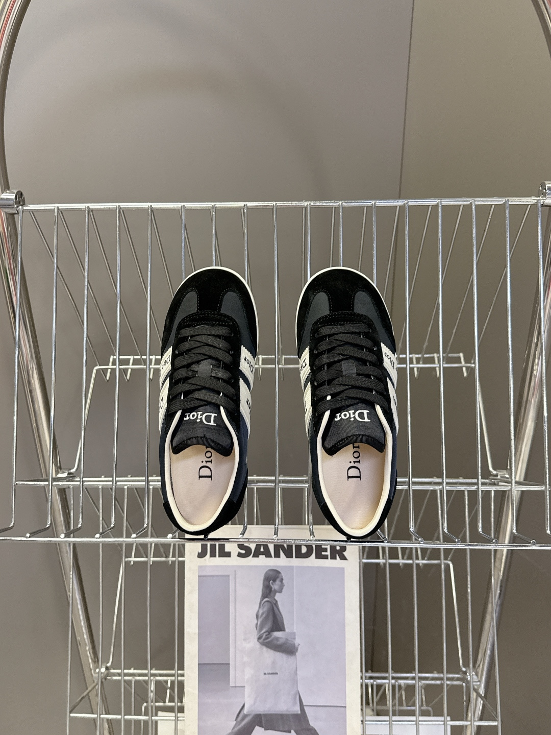 迪奥DIOR春夏最新款德训休闲鞋超多明星网红种草 融合了迪奥的高奢设计与经典运动鞋型 主打休闲百搭轻复古