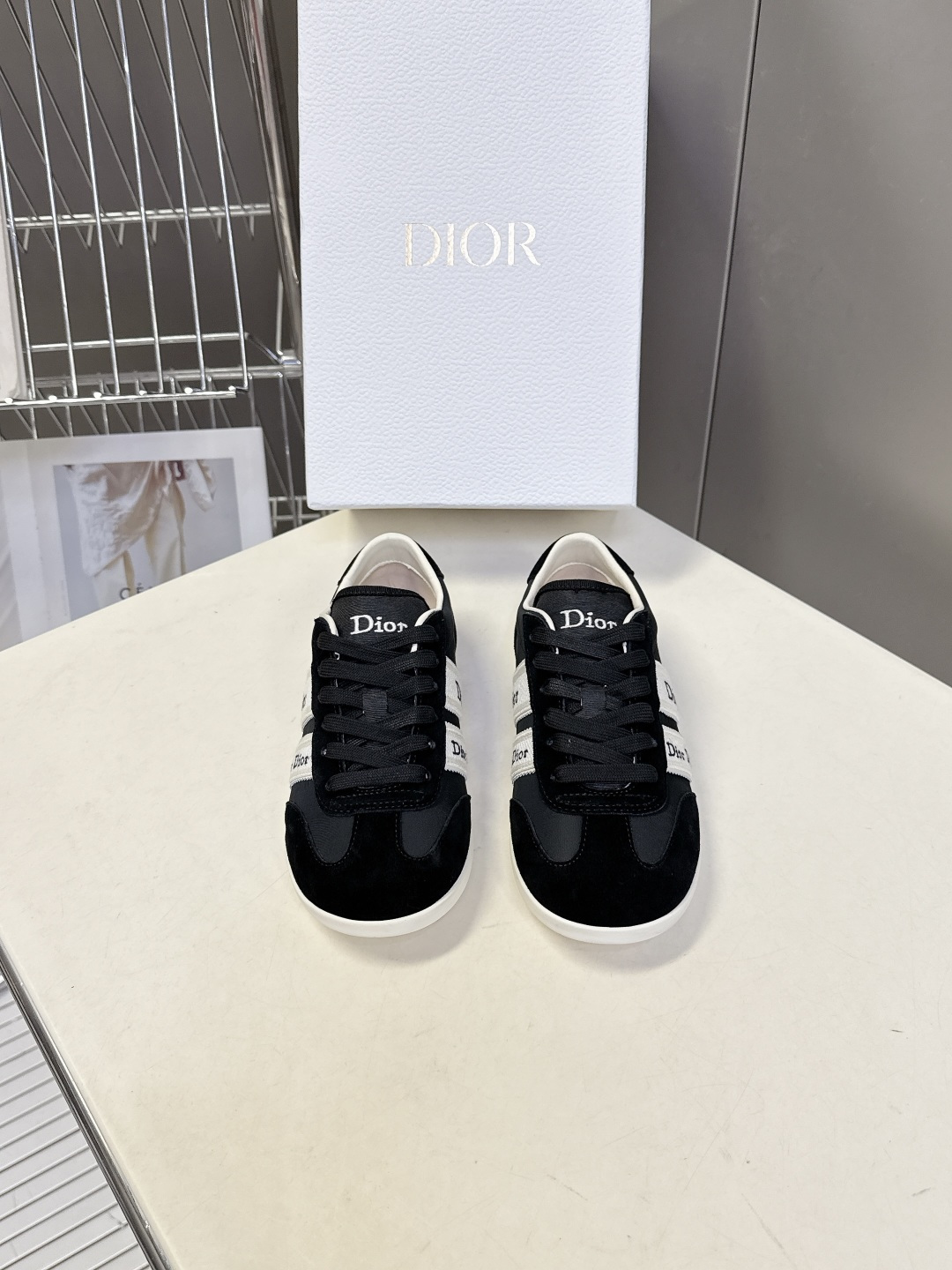 迪奥DIOR春夏最新款德训休闲鞋超多明星网红种草 融合了迪奥的高奢设计与经典运动鞋型 主打休闲百搭轻复古