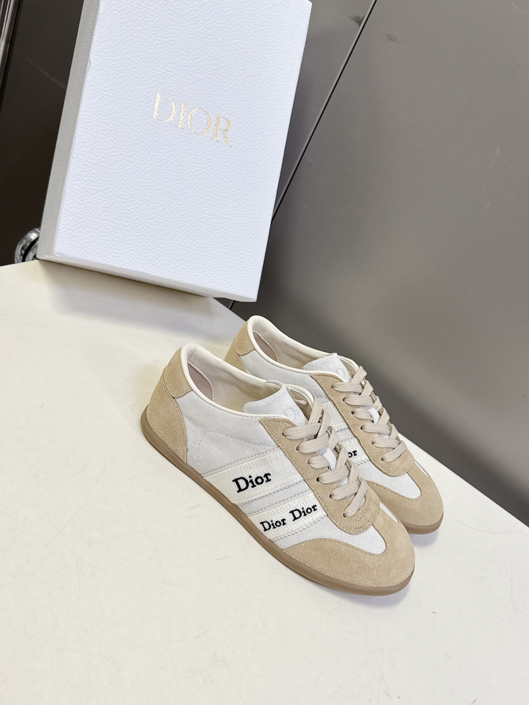 迪奥DIOR春夏最新款德训休闲鞋超多明星网红种草 融合了迪奥的高奢设计与经典运动鞋型 主打休闲百搭轻复古