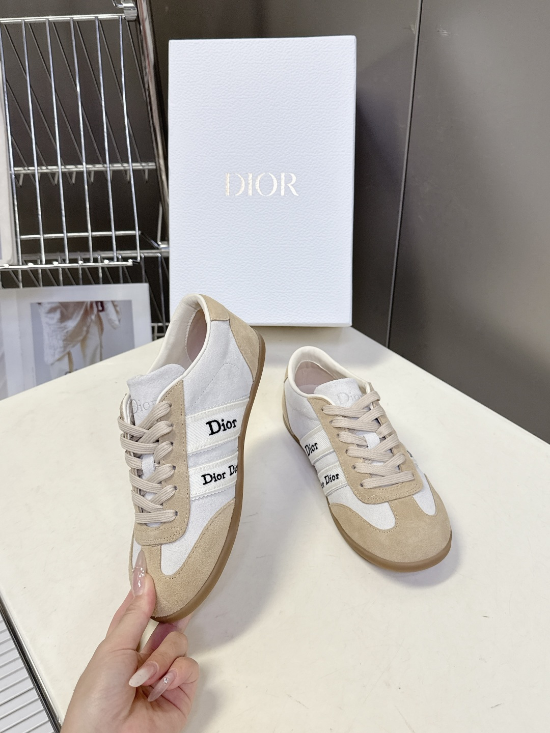 迪奥DIOR春夏最新款德训休闲鞋超多明星网红种草 融合了迪奥的高奢设计与经典运动鞋型 主打休闲百搭轻复古
