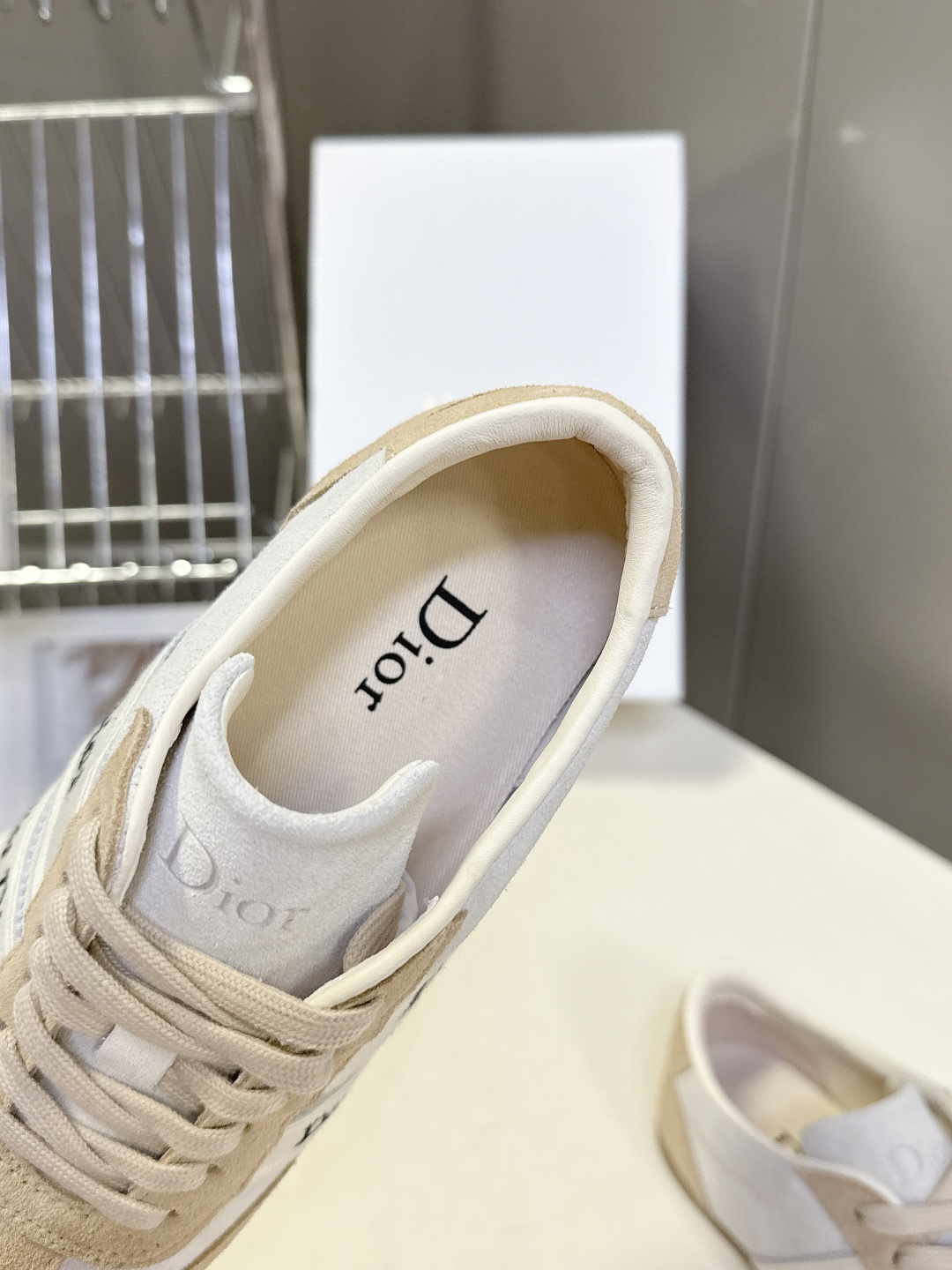 迪奥DIOR春夏最新款德训休闲鞋超多明星网红种草 融合了迪奥的高奢设计与经典运动鞋型 主打休闲百搭轻复古