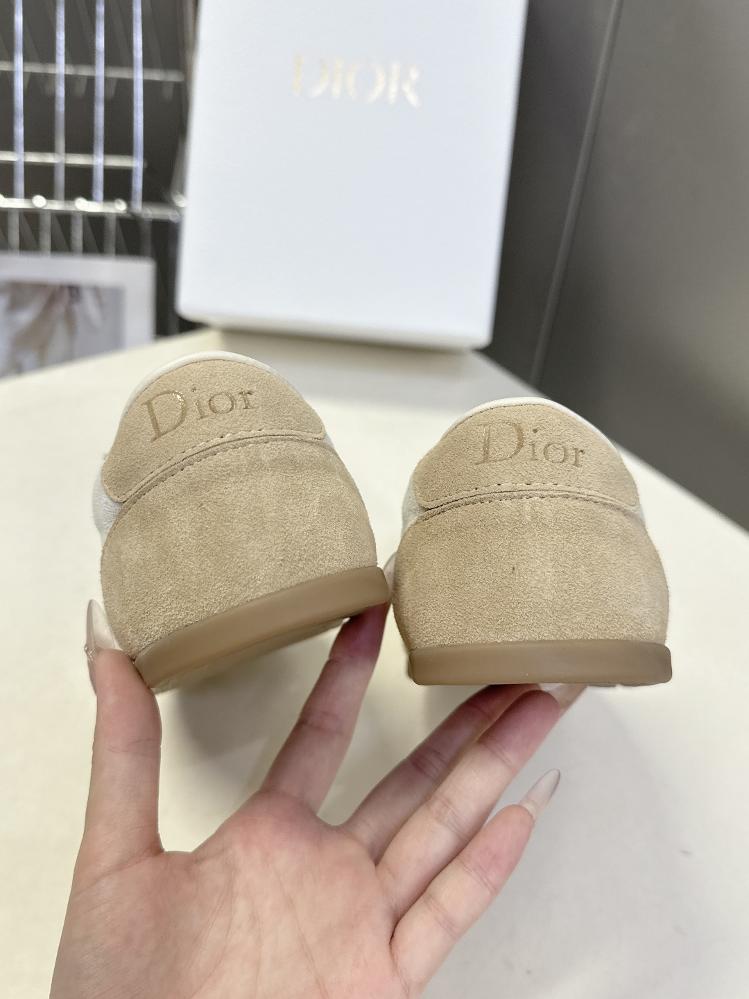 迪奥DIOR春夏最新款德训休闲鞋超多明星网红种草 融合了迪奥的高奢设计与经典运动鞋型 主打休闲百搭轻复古