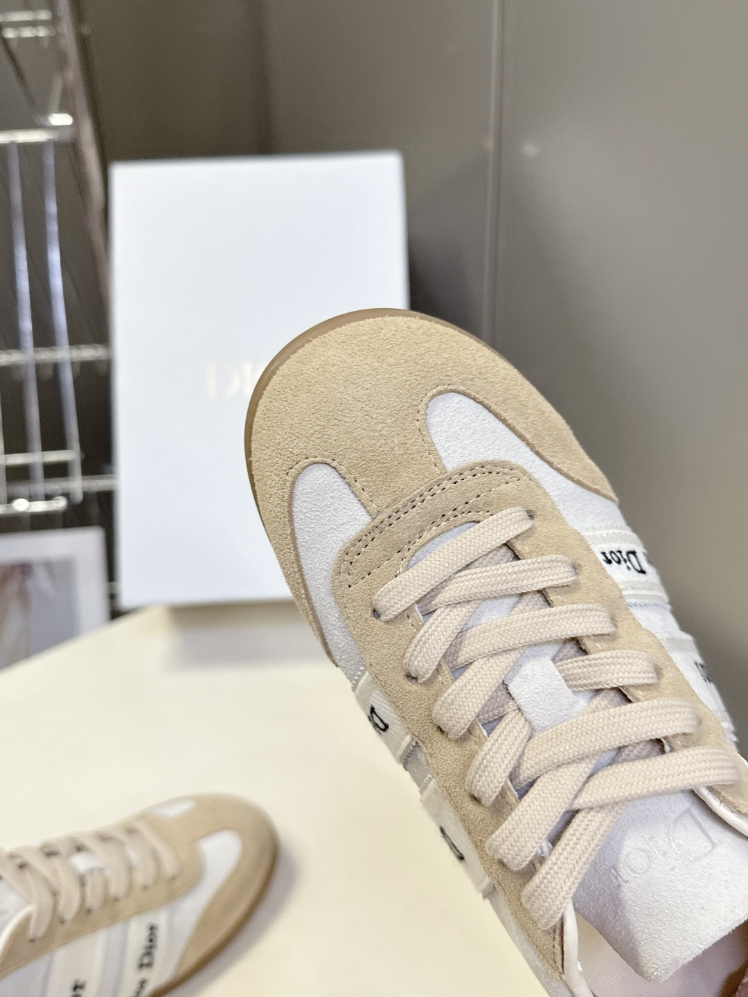 迪奥DIOR春夏最新款德训休闲鞋超多明星网红种草 融合了迪奥的高奢设计与经典运动鞋型 主打休闲百搭轻复古