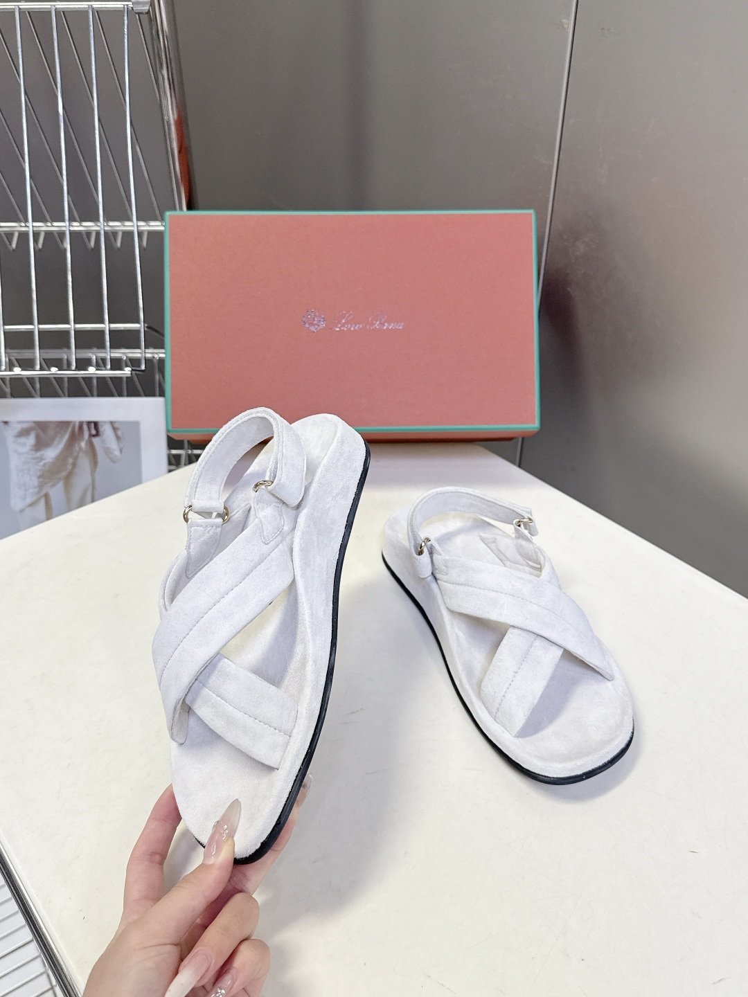 Loro Piana诺悠翩雅交叉带平底麂皮凉鞋超多明星网红种草 典型的“老钱风”单品 没有夸张装饰 靠质