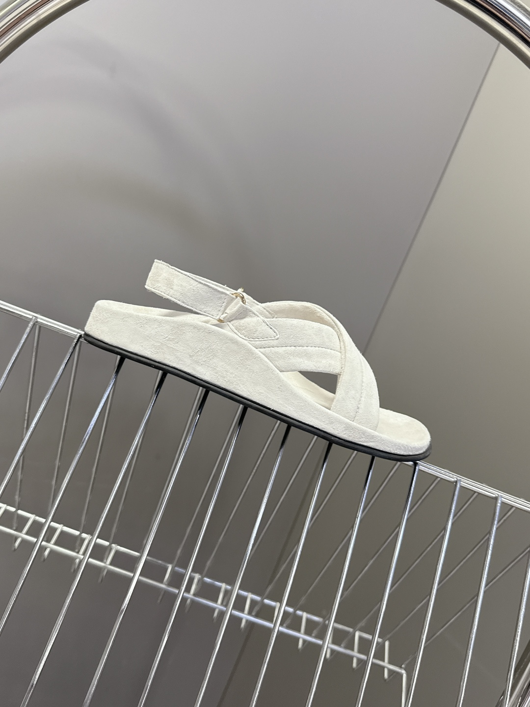 Loro Piana诺悠翩雅交叉带平底麂皮凉鞋超多明星网红种草 典型的“老钱风”单品 没有夸张装饰 靠质