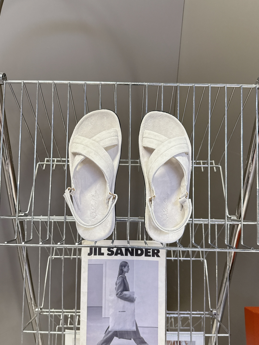 Loro Piana诺悠翩雅交叉带平底麂皮凉鞋超多明星网红种草 典型的“老钱风”单品 没有夸张装饰 靠质