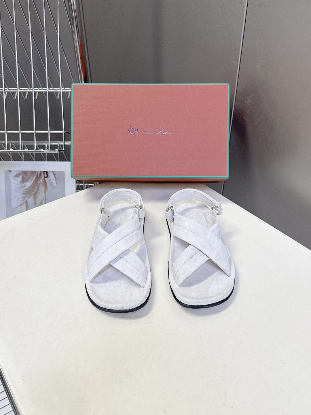 Loro Piana诺悠翩雅交叉带平底麂皮凉鞋超多明星网红种草 典型的“老钱风”单品 没有夸张装饰 靠质