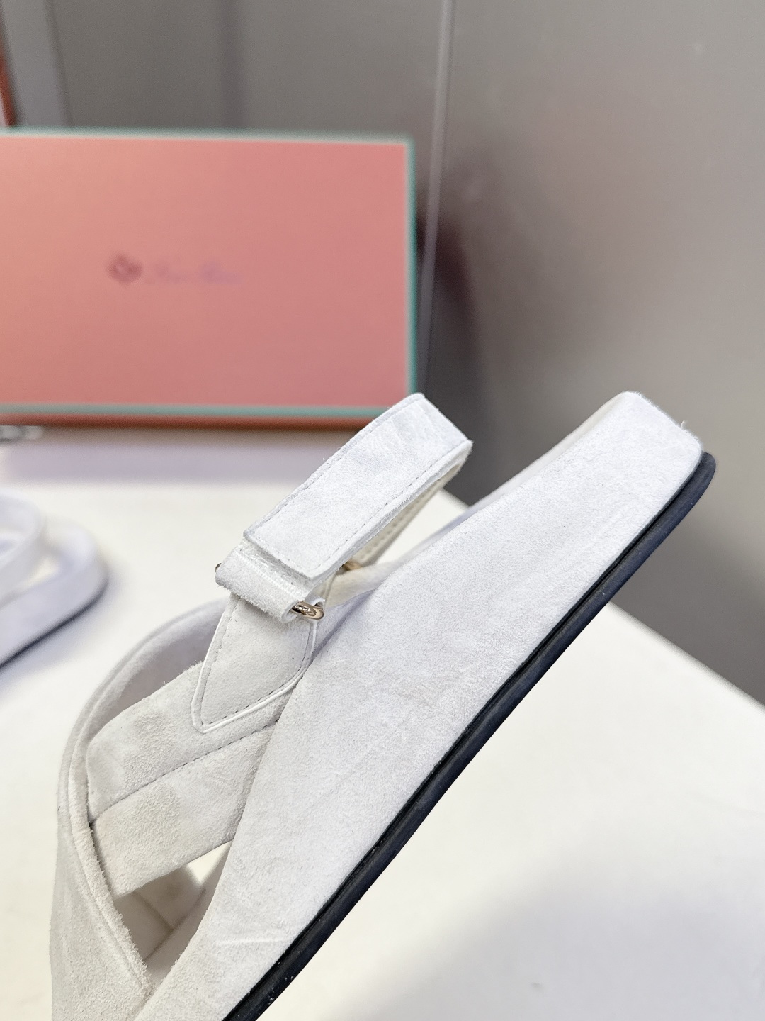 Loro Piana诺悠翩雅交叉带平底麂皮凉鞋超多明星网红种草 典型的“老钱风”单品 没有夸张装饰 靠质