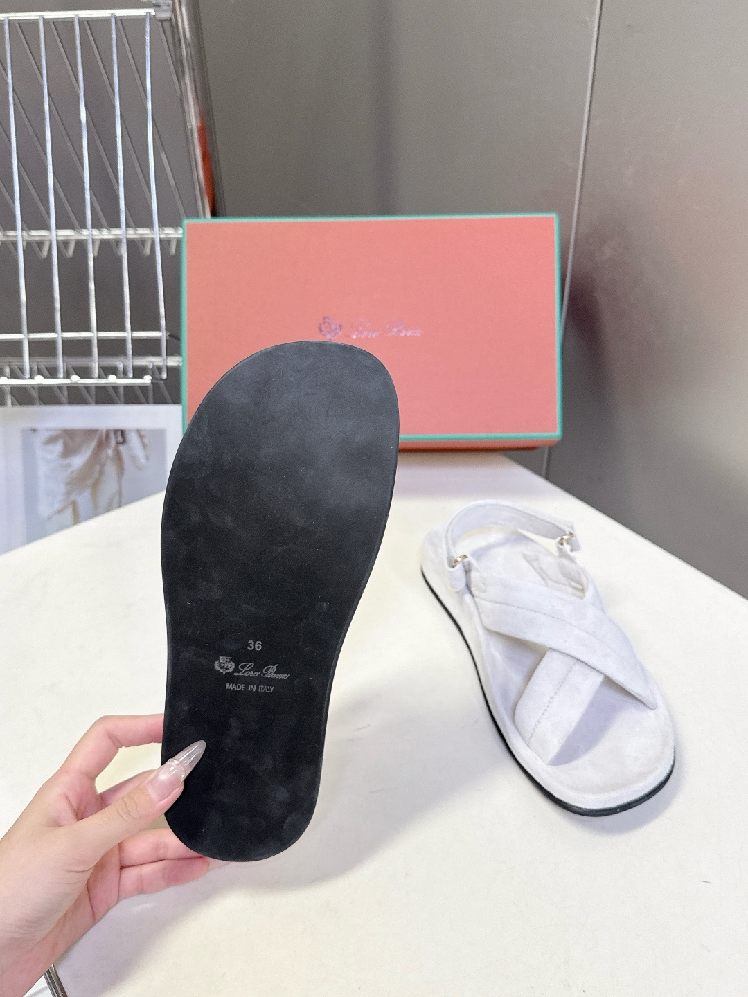 Loro Piana诺悠翩雅交叉带平底麂皮凉鞋超多明星网红种草 典型的“老钱风”单品 没有夸张装饰 靠质