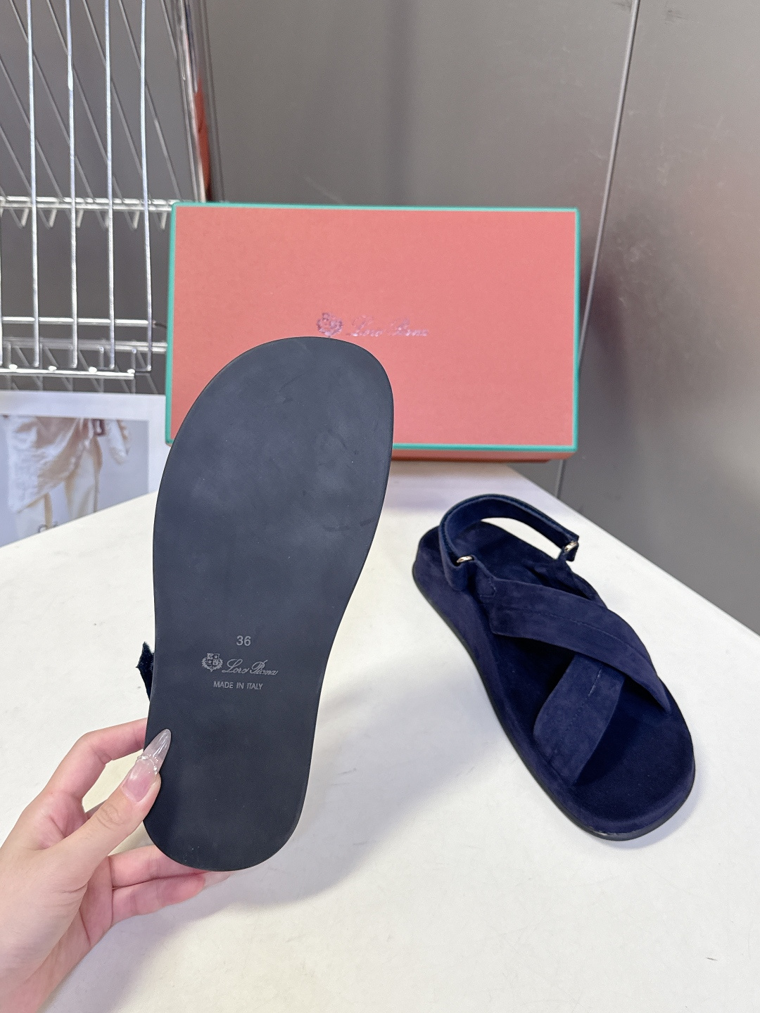 Loro Piana诺悠翩雅交叉带平底麂皮凉鞋超多明星网红种草 典型的“老钱风”单品 没有夸张装饰 靠质