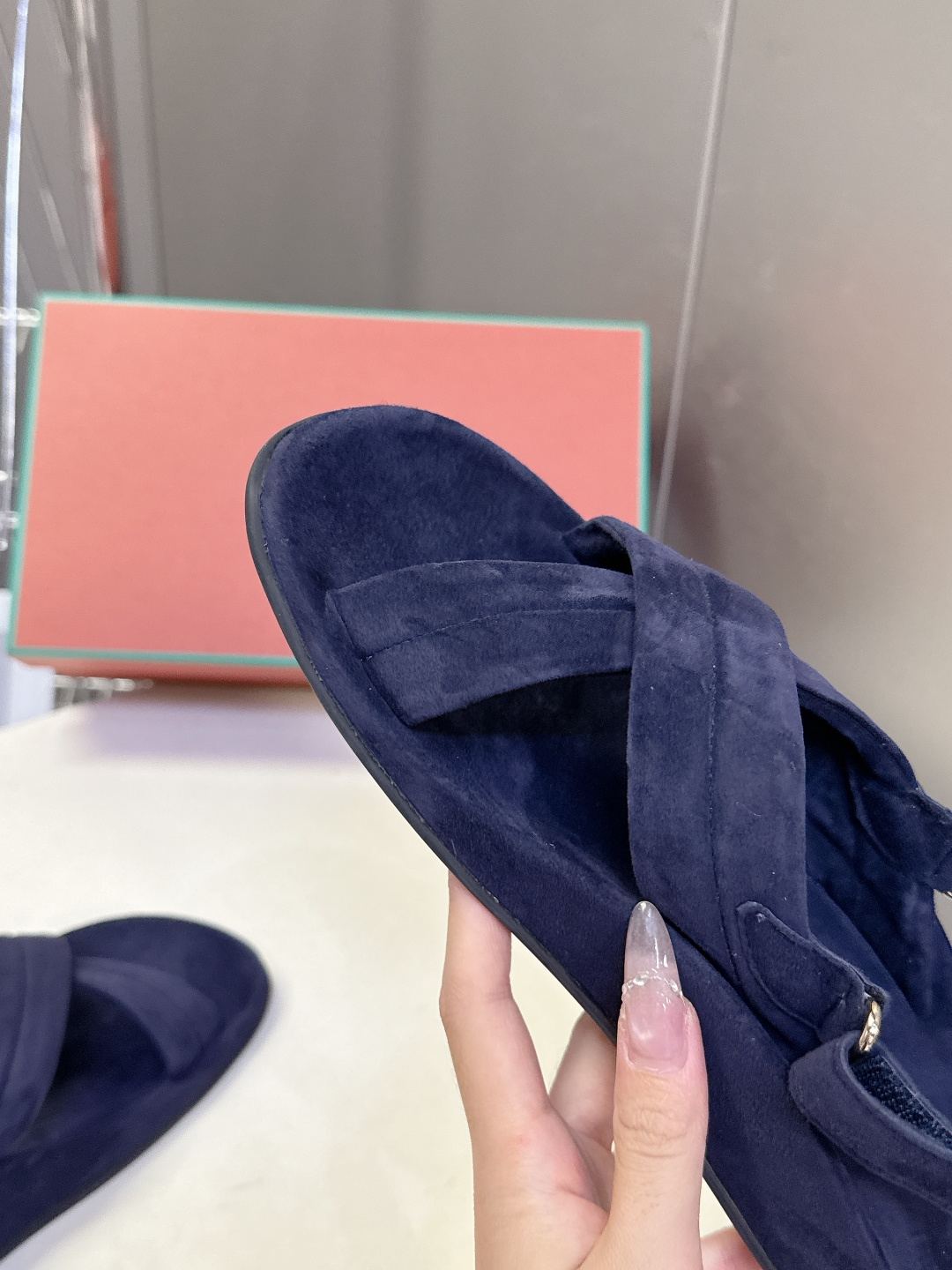 Loro Piana诺悠翩雅交叉带平底麂皮凉鞋超多明星网红种草 典型的“老钱风”单品 没有夸张装饰 靠质