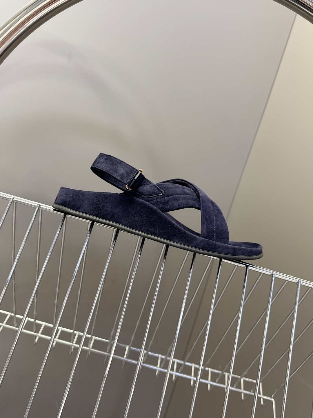 Loro Piana诺悠翩雅交叉带平底麂皮凉鞋超多明星网红种草 典型的“老钱风”单品 没有夸张装饰 靠质