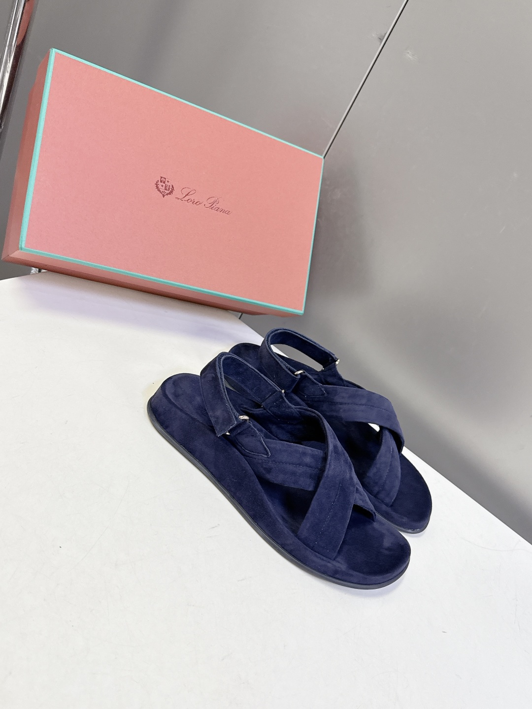 Loro Piana诺悠翩雅交叉带平底麂皮凉鞋超多明星网红种草 典型的“老钱风”单品 没有夸张装饰 靠质