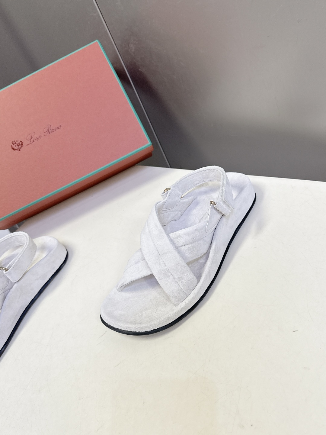 Loro Piana诺悠翩雅交叉带平底麂皮凉鞋超多明星网红种草 典型的“老钱风”单品 没有夸张装饰 靠质