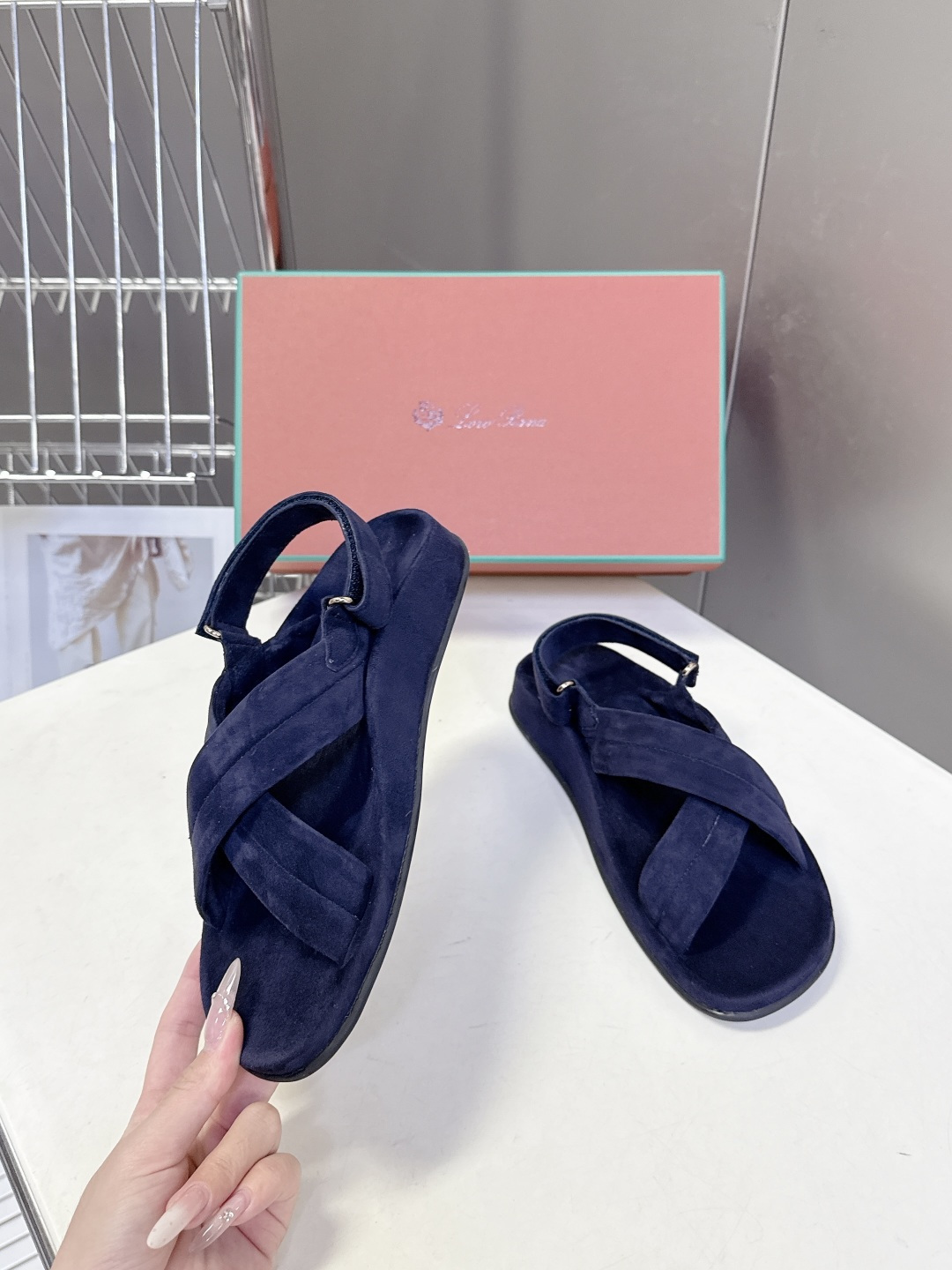 Loro Piana诺悠翩雅交叉带平底麂皮凉鞋超多明星网红种草 典型的“老钱风”单品 没有夸张装饰 靠质