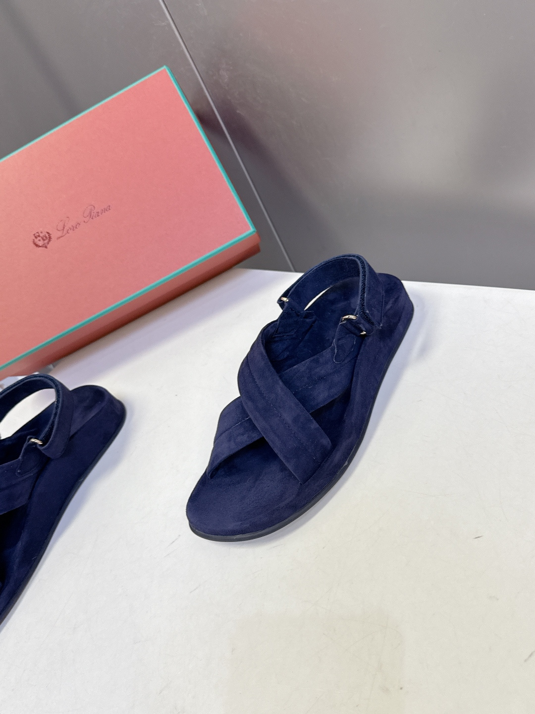 Loro Piana诺悠翩雅交叉带平底麂皮凉鞋超多明星网红种草 典型的“老钱风”单品 没有夸张装饰 靠质