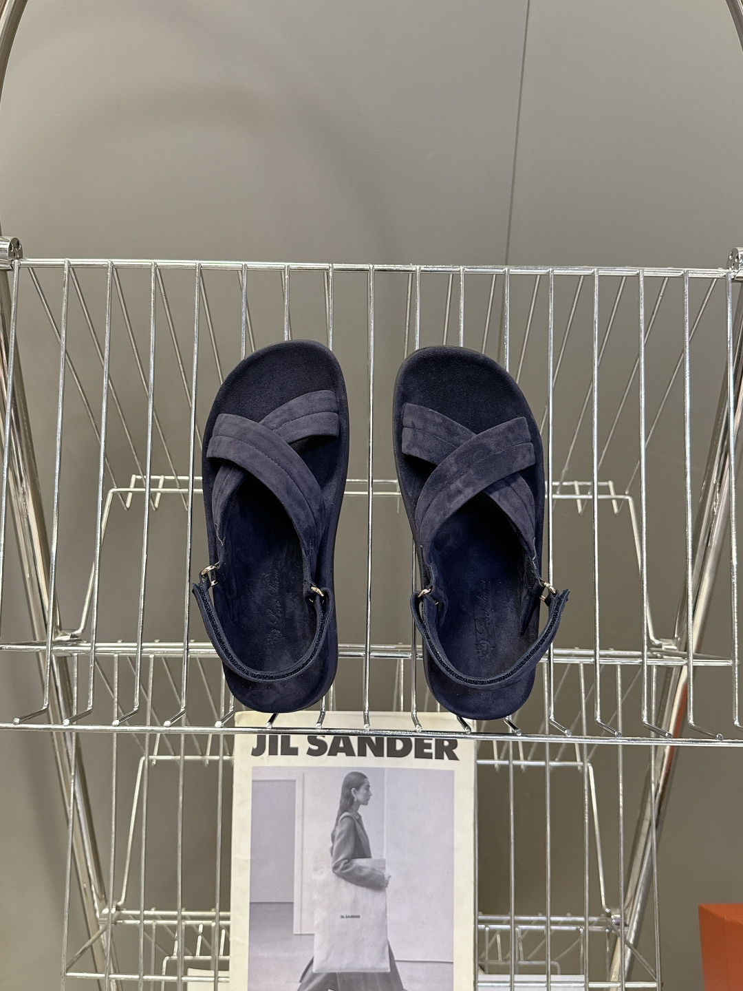 Loro Piana诺悠翩雅交叉带平底麂皮凉鞋超多明星网红种草 典型的“老钱风”单品 没有夸张装饰 靠质