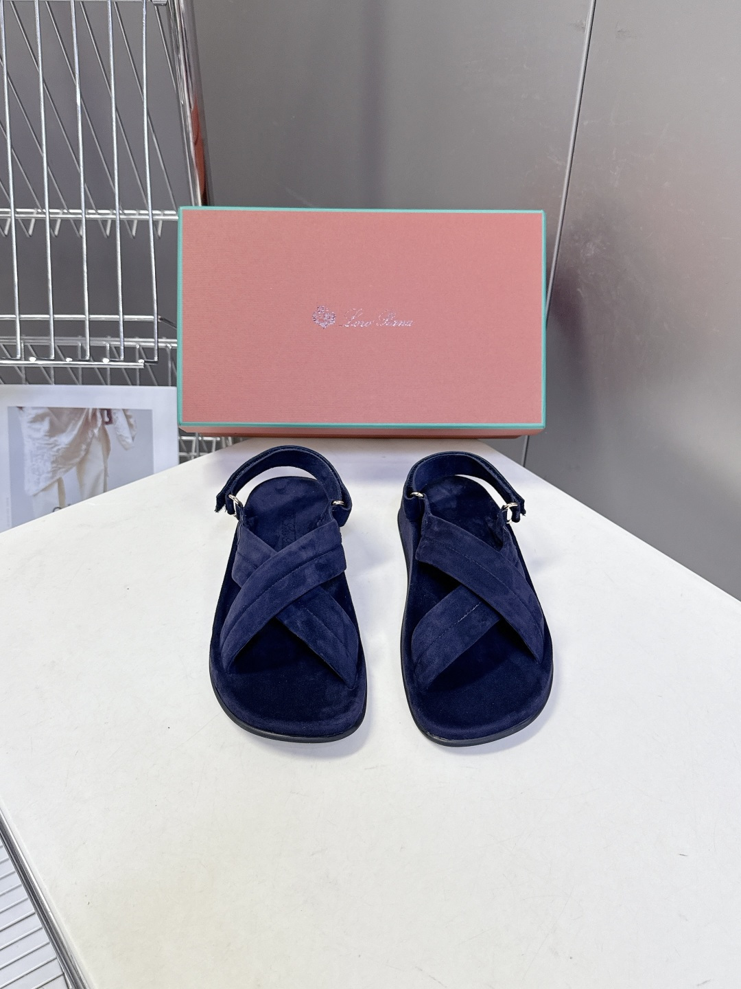 Loro Piana诺悠翩雅交叉带平底麂皮凉鞋超多明星网红种草 典型的“老钱风”单品 没有夸张装饰 靠质