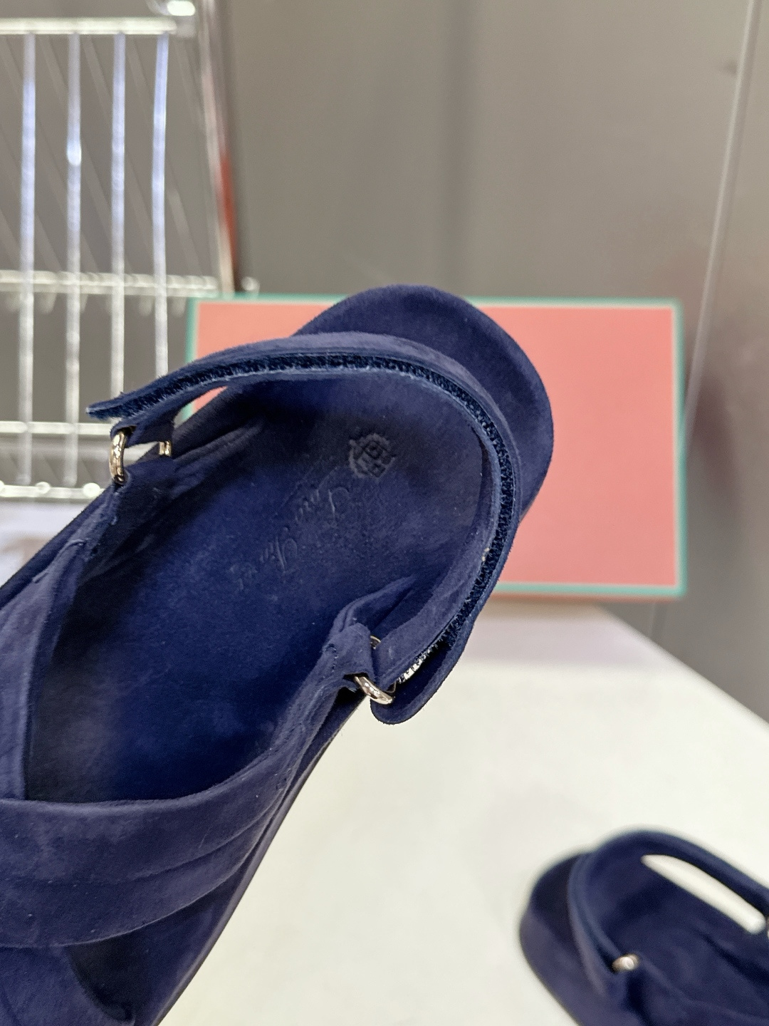 Loro Piana诺悠翩雅交叉带平底麂皮凉鞋超多明星网红种草 典型的“老钱风”单品 没有夸张装饰 靠质