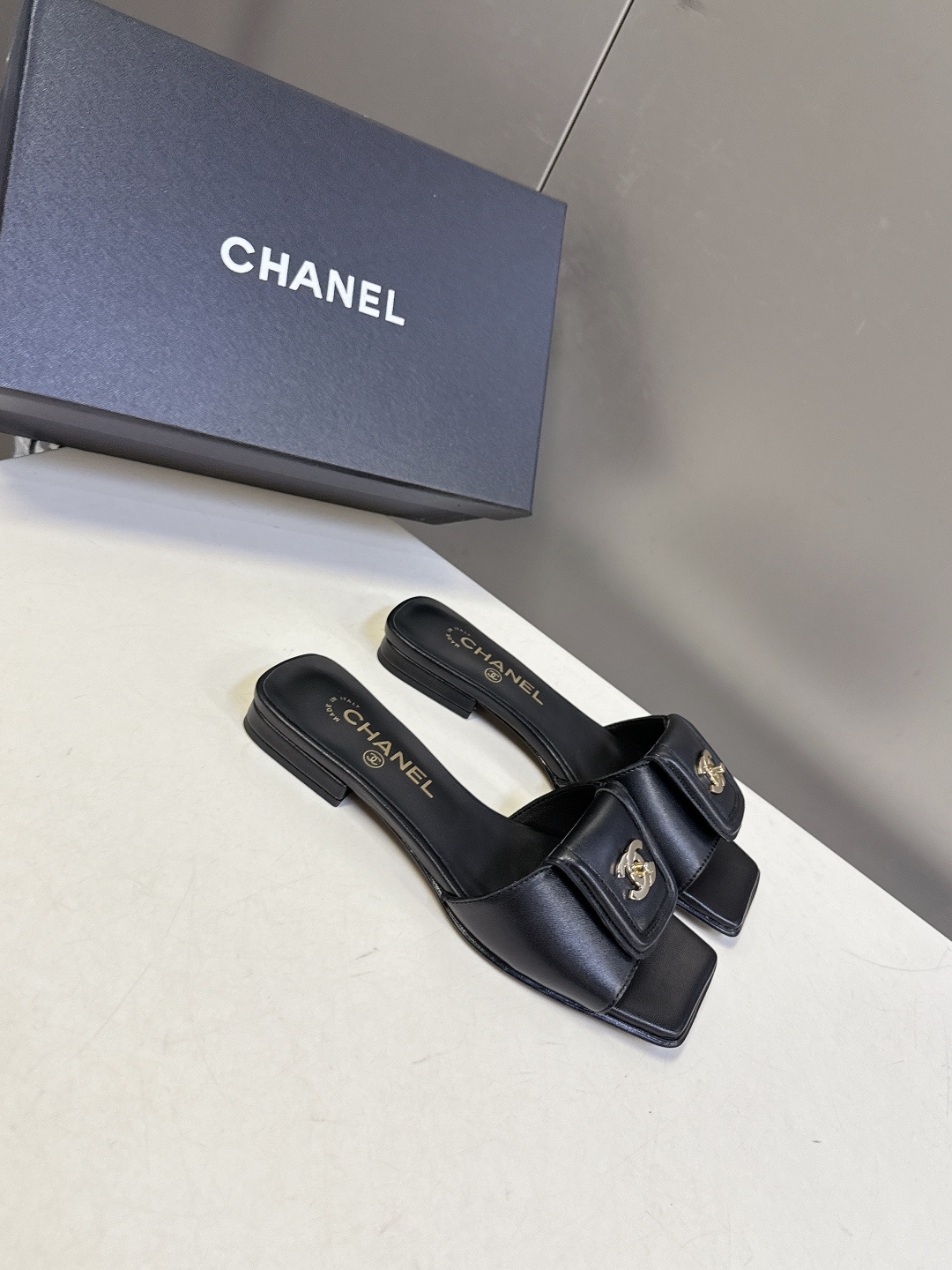 香奈儿Chanel春夏最新款书包扣方头平底凉拖超多明星网红种草 鞋面上的金属双C转扣（也就是大家常说的“